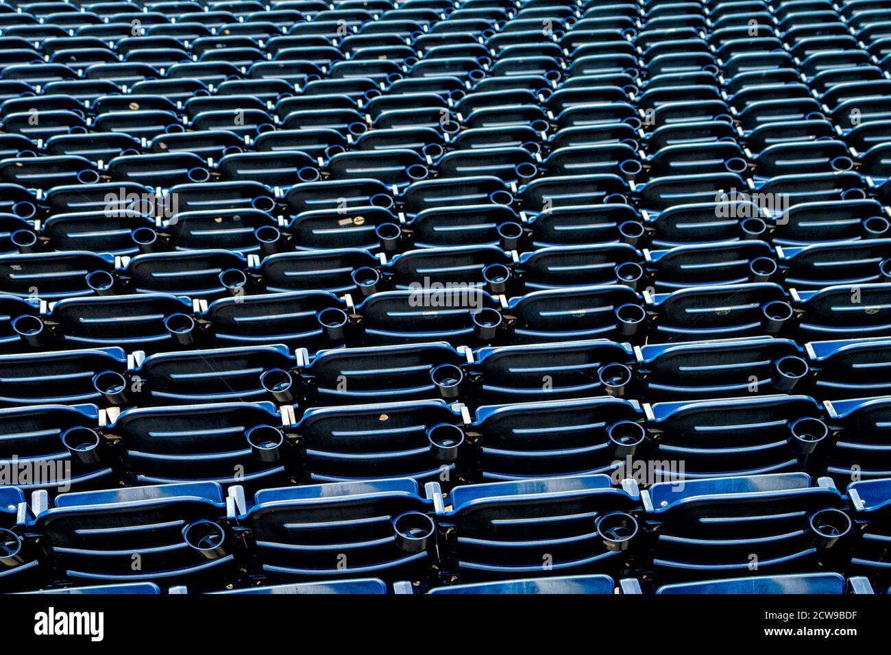 Reihen und Reihen von leeren Sitzen in einem geschlossenen zu Fans Baseballstadion Stockfoto