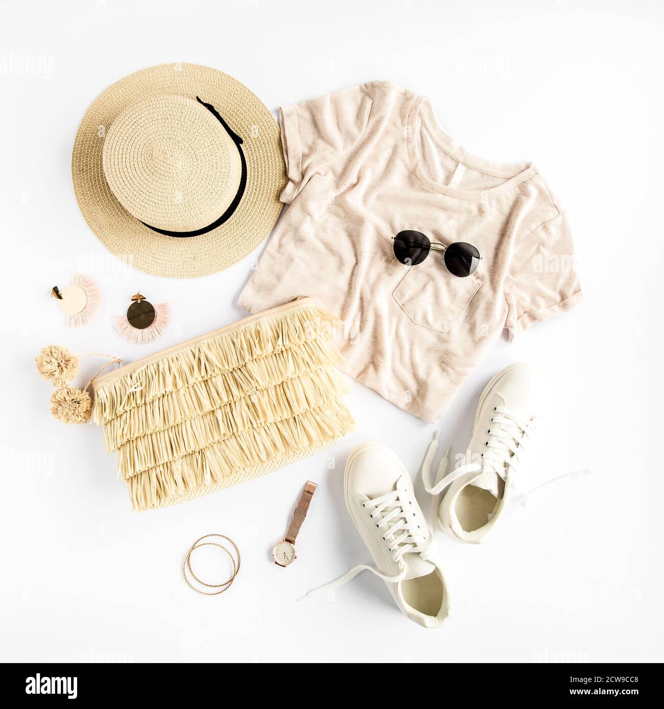 Frau Sommerkleidung Reise, Collage auf weißem Hintergrund. Strohhut, Tasche, Sonnenbrille und Turnschuhe. Draufsicht, flach liegend Stockfoto