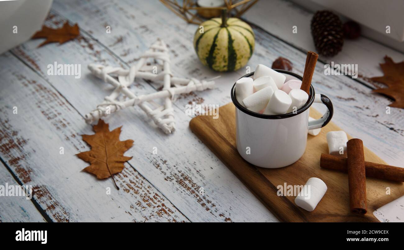 Eine Tasse Kakao mit Marshmallows und einem weißen Pentakel Auf der Fensterbank Stockfoto