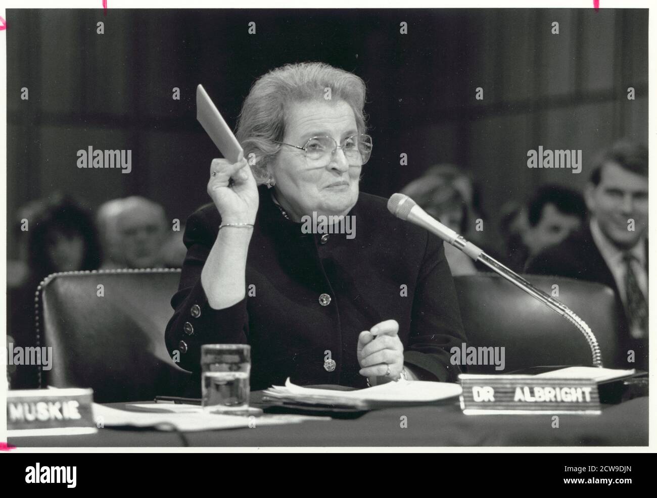 Madeleine Korbel Albright (geb. 1937) hält eine Kopie der Charta der Vereinten Nationen während ihrer Bestätigungsverhandlung vor dem Ausschuss für Auswärtige Beziehungen des Senats der Vereinigten Staaten, um US-Botschafterin bei den Vereinten Nationen, Washington, DC, 1/23/1993 zu werden. (Foto von Michael R Jenkins/CQ Roll Call Photography Collection/RBM Vintage Images) Stockfoto