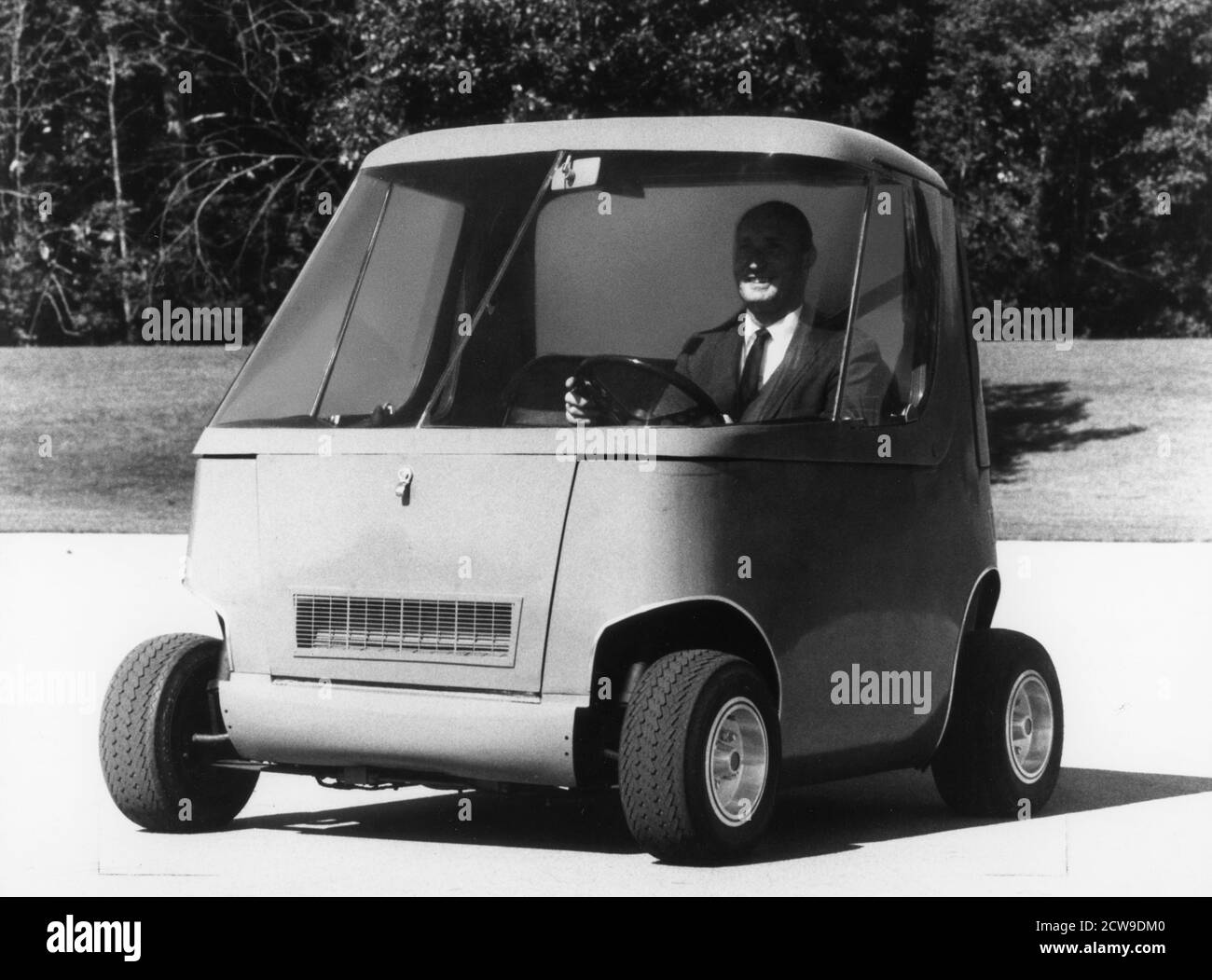 Prototyp eines General Motors Hybrid Autos startet und beschleunigt mit einem Elektromotor. Ein Benzinmotor übernimmt bei 16 km/h und lädt auch Batterie, Detroit, MI, um 1970. (Foto von General Motors/United States Information Agency/RBM Vintage Images) Stockfoto