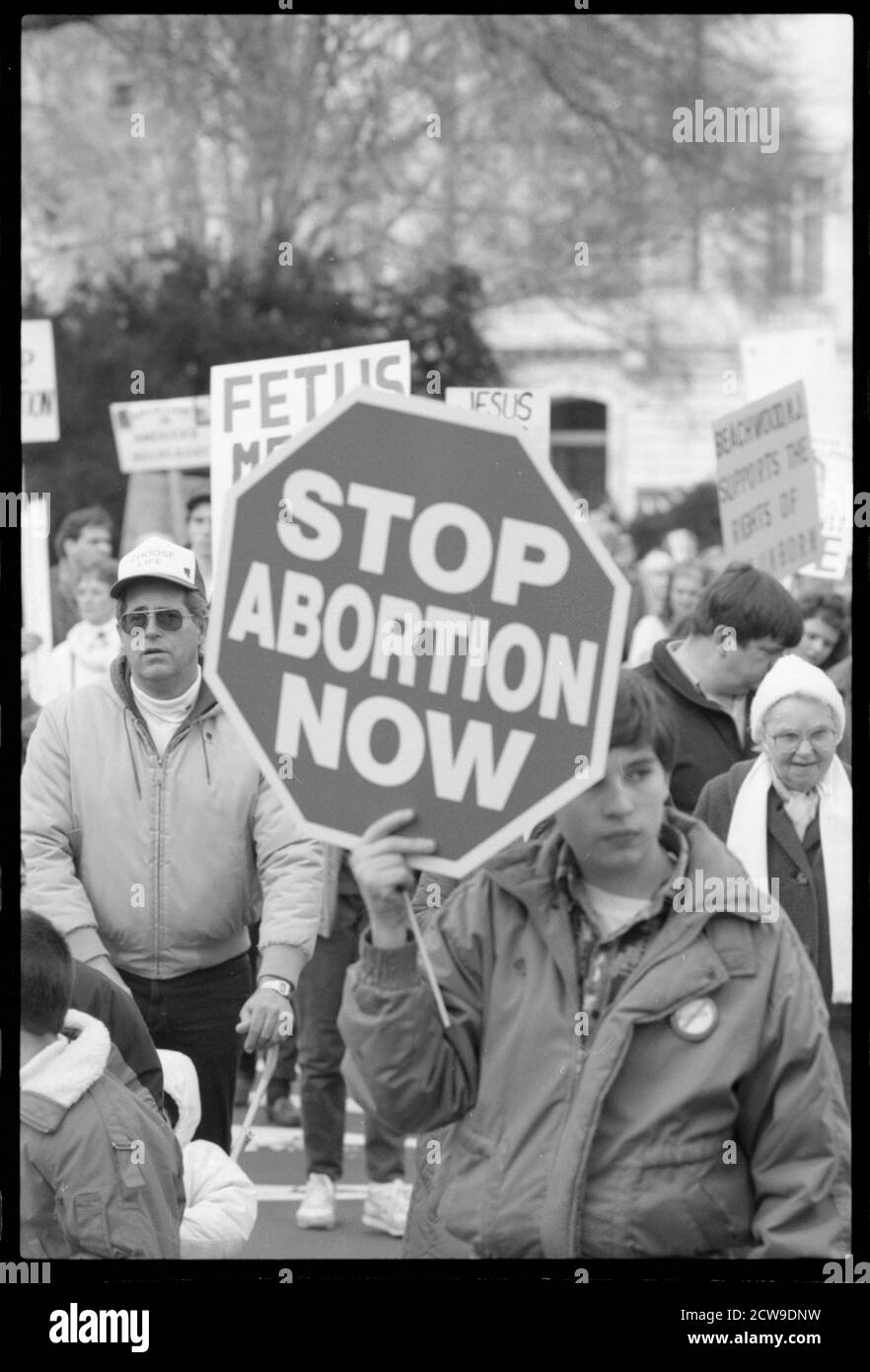 Jugend bei einem Pro-Life-marsch mit einem Schild mit "Stoppen Sie Abtreibung jetzt", geschrieben darauf, Washington, DC, 1/22/1990. (Foto von Michael R Jenkins/CQ Roll Call Photography Collection/RBM Vintage Images) Stockfoto