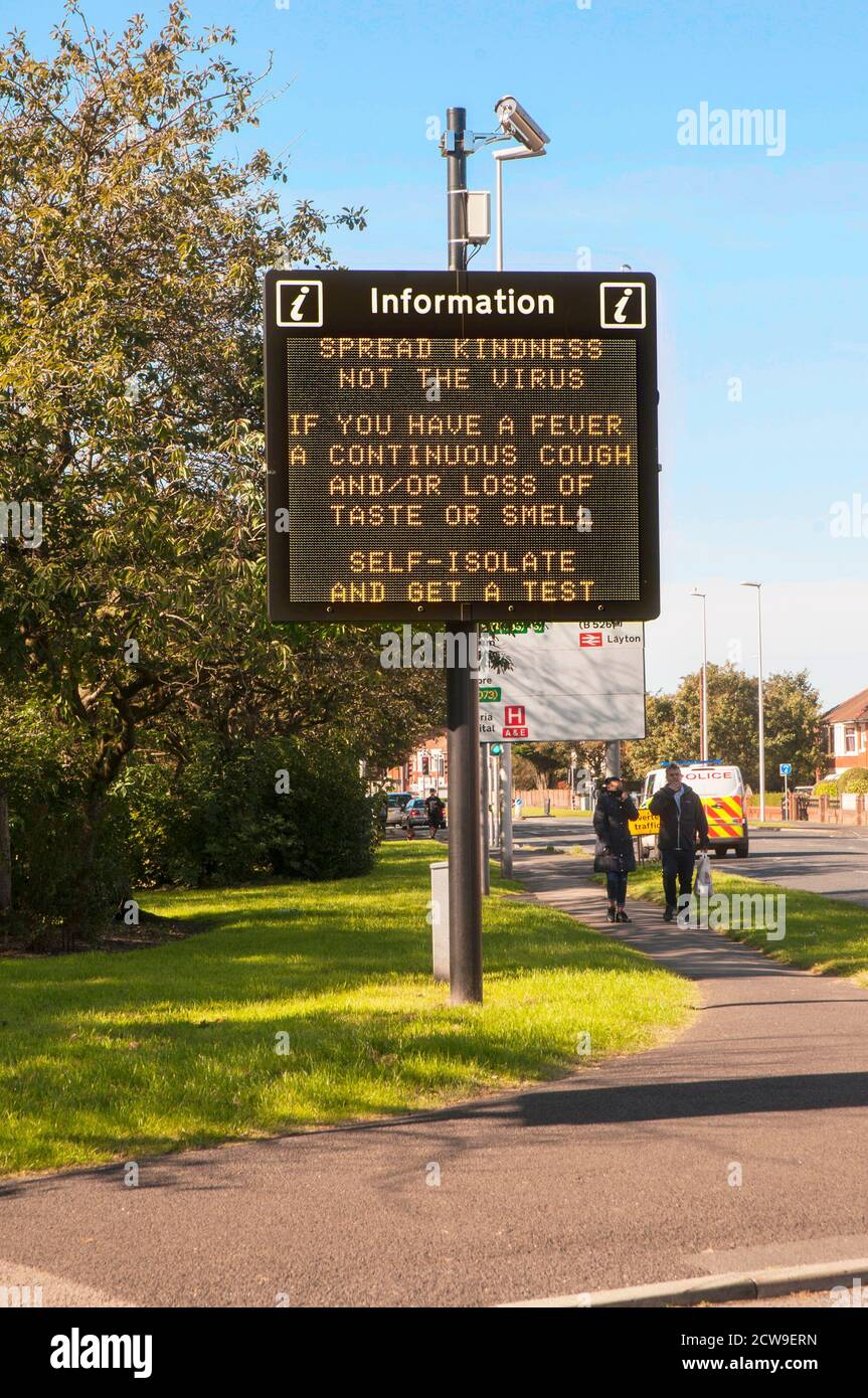 Beleuchtetes Hinweisschild zum Schutz vor Coronavirus Covid 19 an Einfahrt nach Blackpool Lancashire England Großbritannien Stockfoto