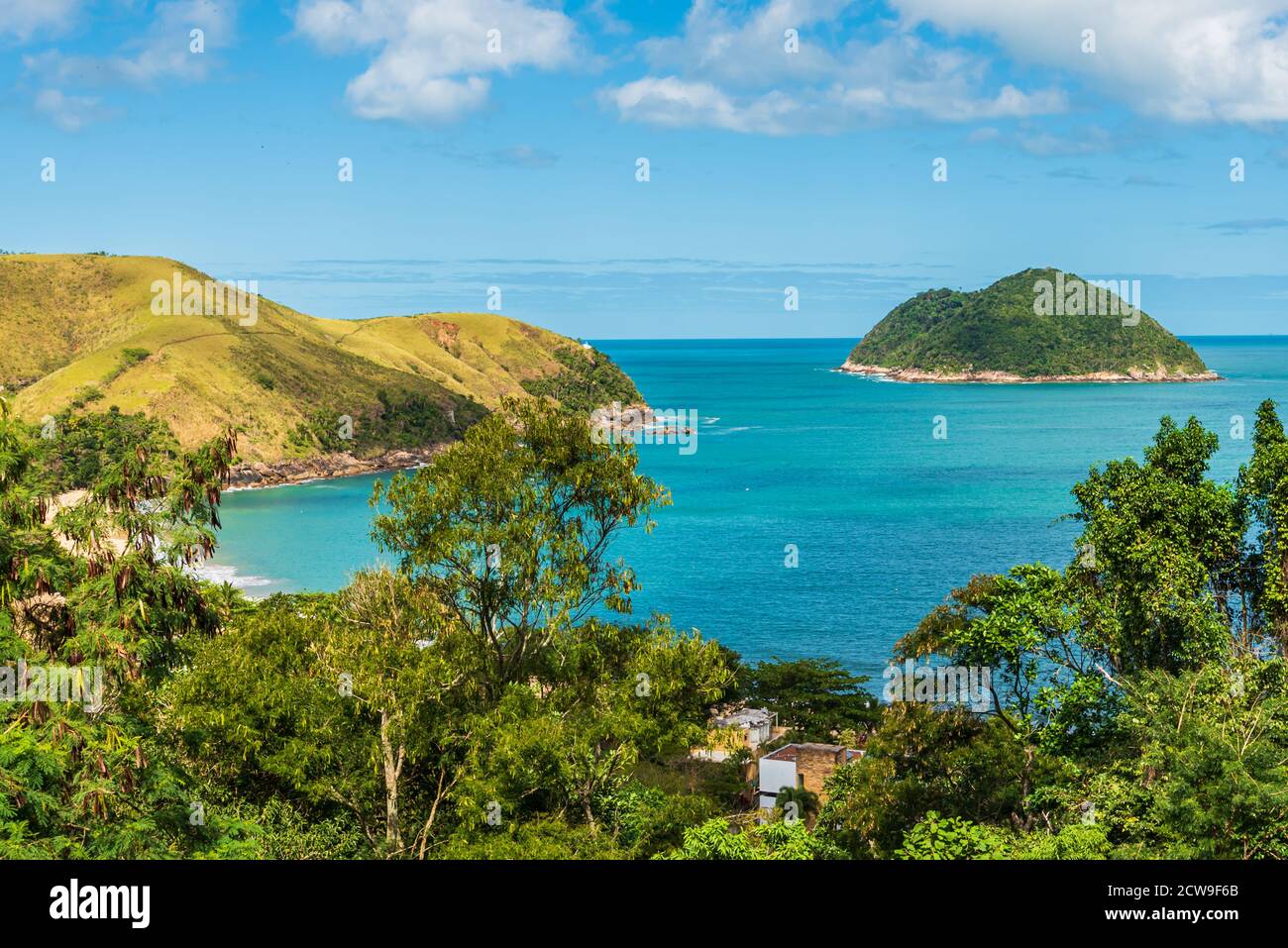Schönes Panorama der blauen Bucht, umgeben von Hügeln und einem Insel in Brasilien Stockfoto