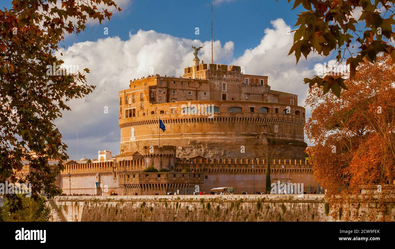 Herbst und Laub in Rom. Die berühmte Engelsburg (Castel Sant'Angelo) zwischen Platanen-Orangenblättern Stockfoto