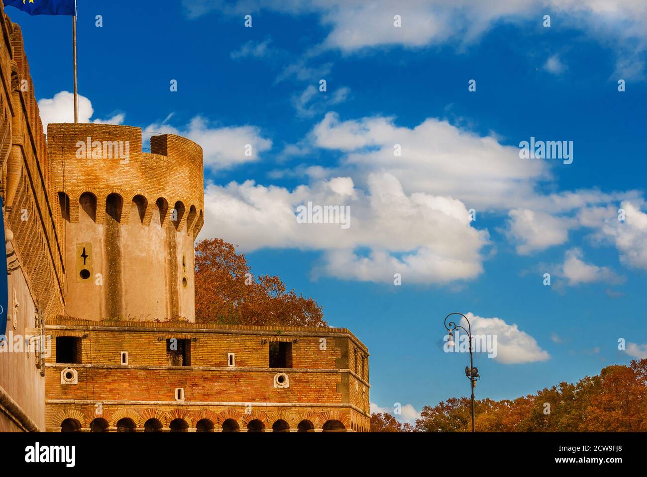 Herbst und Laub in Rom. Schöne rote und orange Platanen Blätter außerhalb Castel Sant'Angelo (Holy Angel Castle) Wände Stockfoto