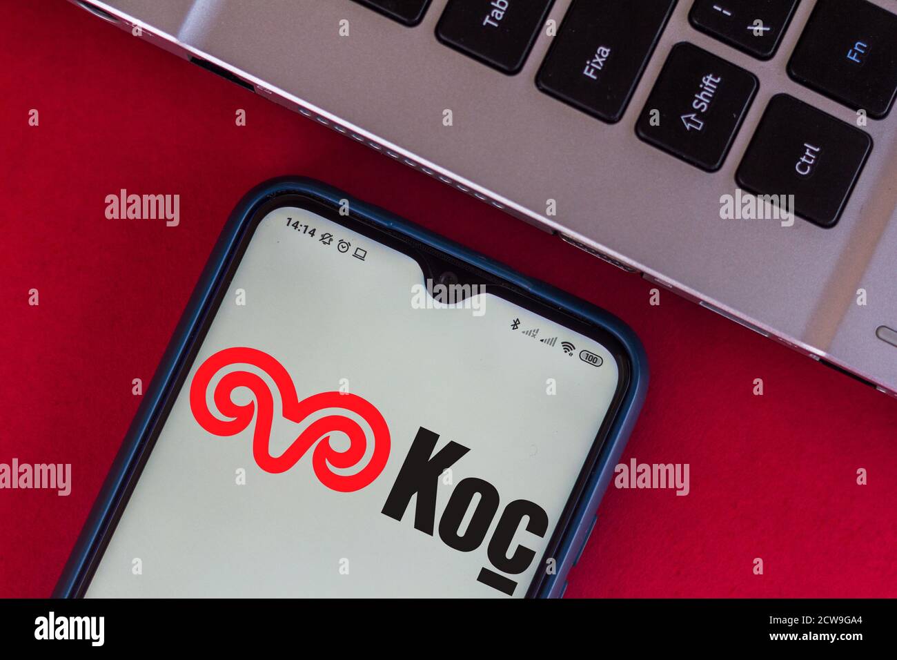 In dieser Abbildung das Koç Holding A.?. Logo auf einem Smartphone angezeigt. Stockfoto