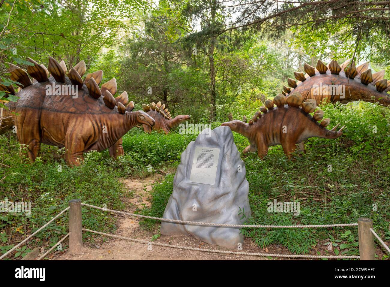 Cave City Kentucky, USA 09-24-20 Dinosaur World ist ein großartiges Outdoor-Ziel für Kinder mit lebensgroßen Dinosauriernachbildungen und praktischen Aktivitäten. Stockfoto