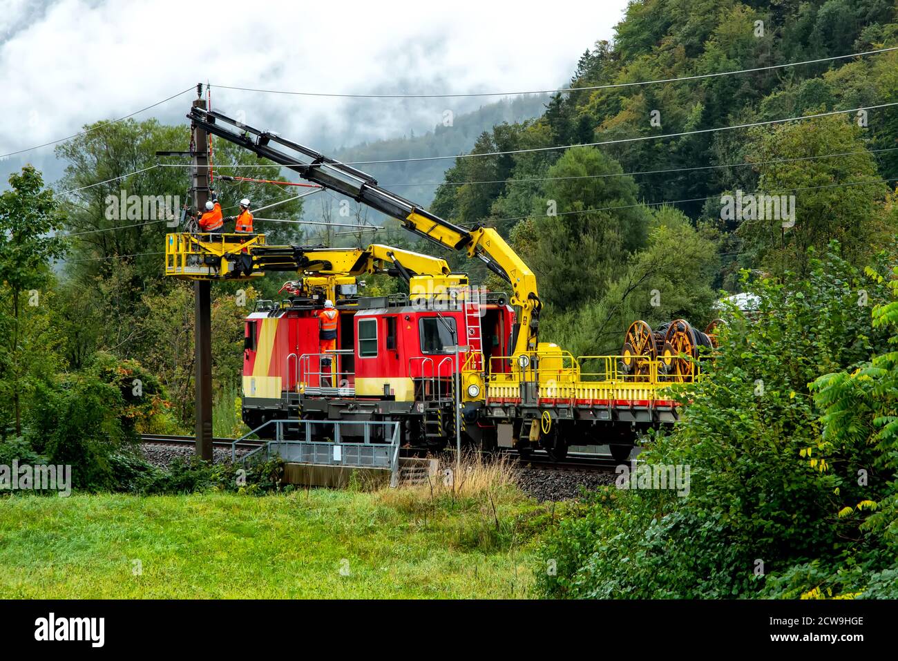Arbeitsbühnenwagen mit frei schwenkbarer Antenne Arbeitsbühne entfernt Oberleitung auf der Eisenbahnlinie Stockfoto