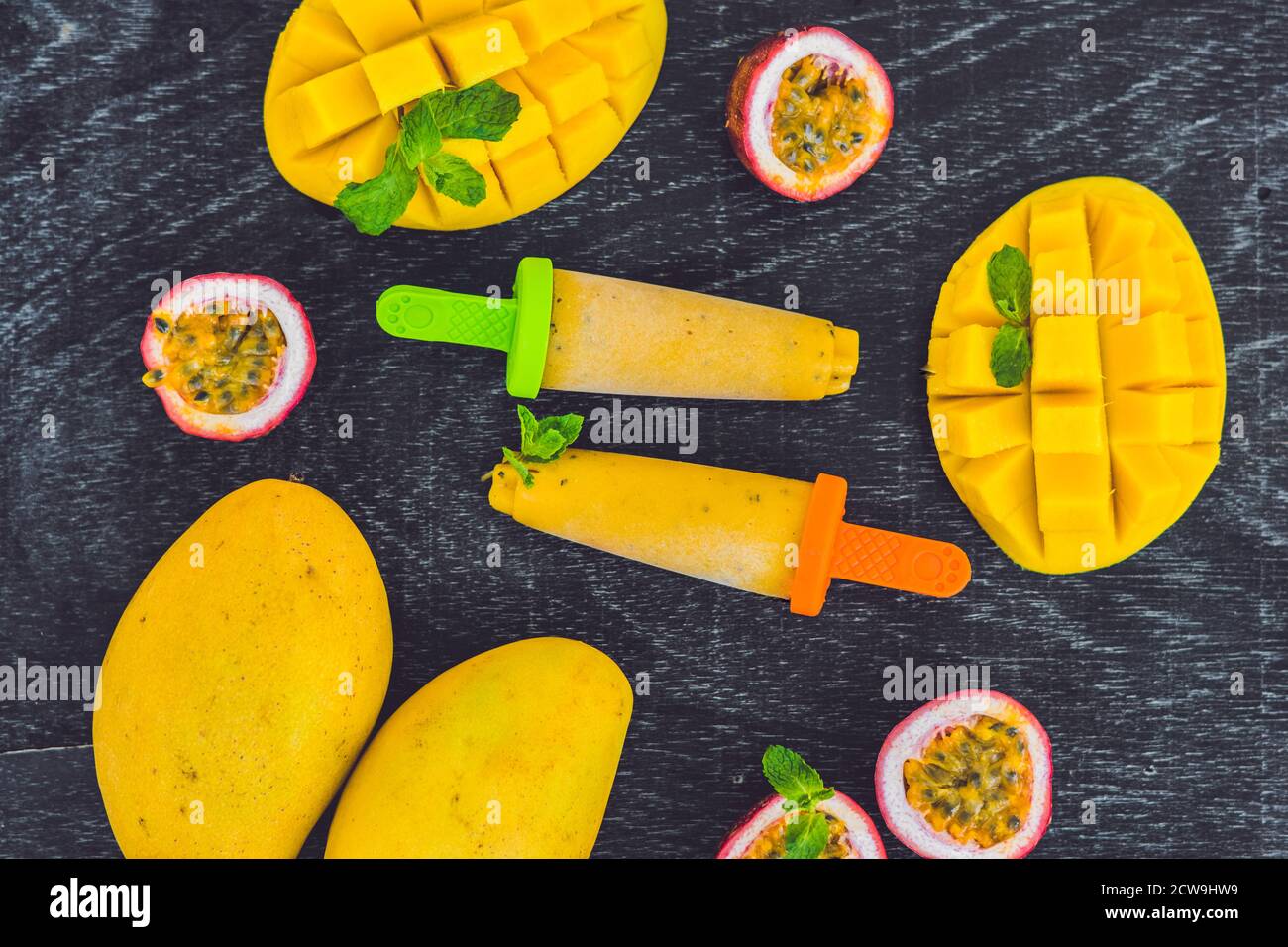 Hausgemachtes Eis aus Mango und Passionsfrucht. Popsicle Stockfoto