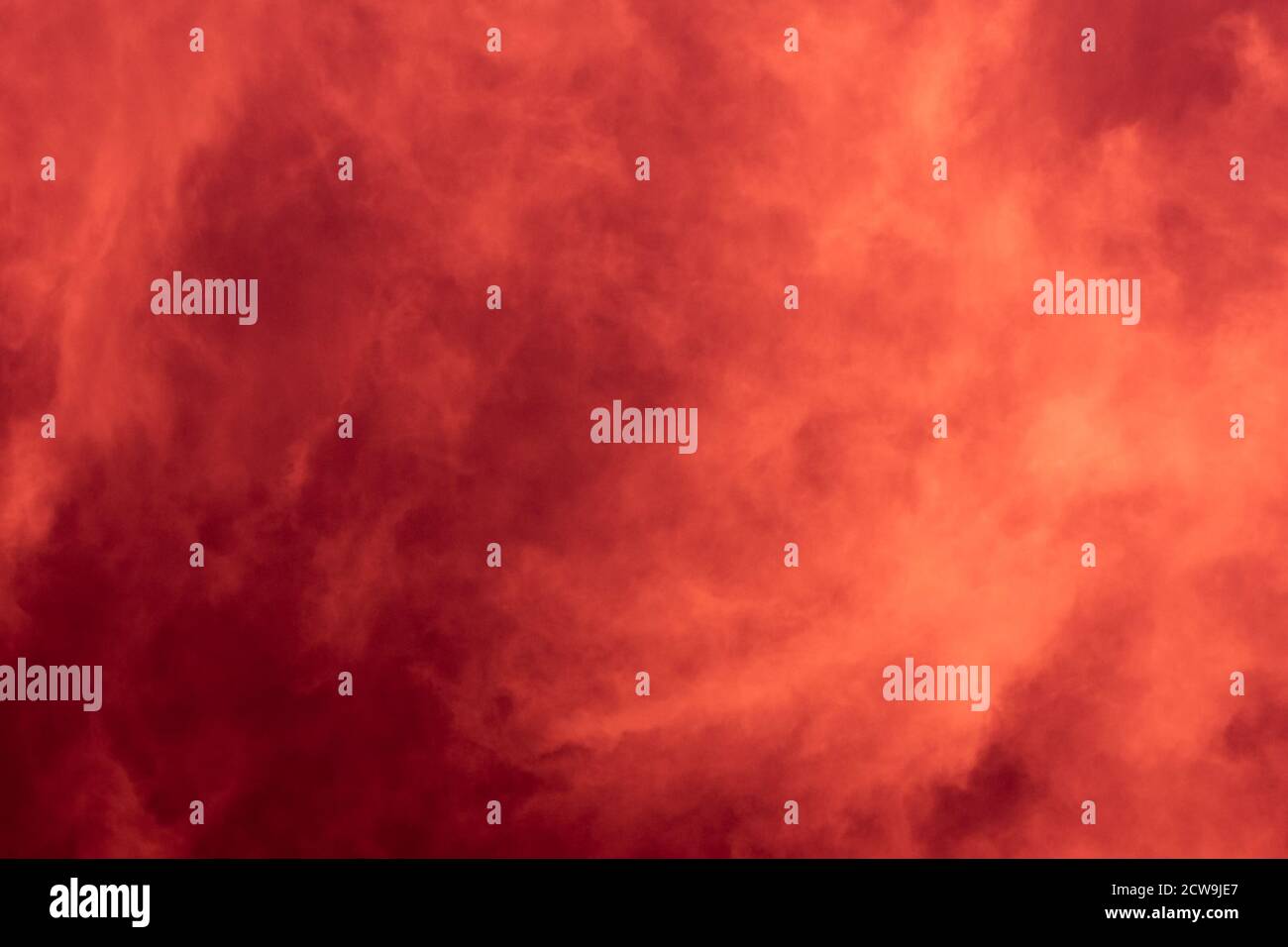 Dunkelroter abstrakter rauchiger Hintergrund mit hellen Streifen Stockfoto