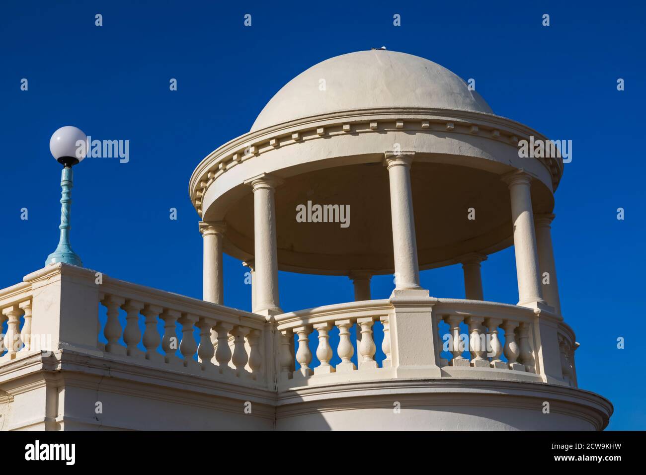 England, East Sussex, Bexhill on Sea, De La Warr Pavilion Promenade Art Deco Cupola Stockfoto