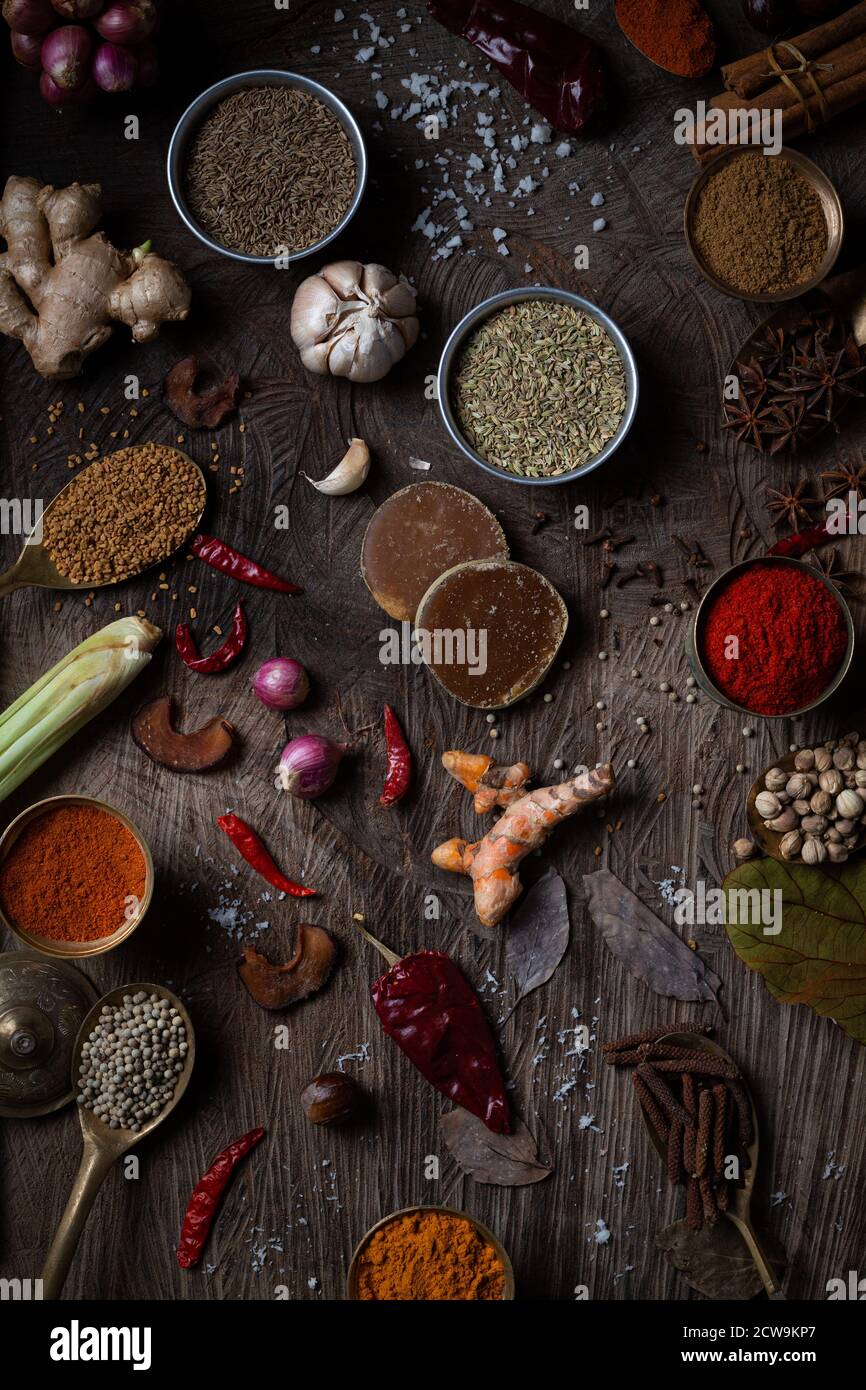 Würze von indischem Essen Gewürzgarnitur Hintergrund auf Holztisch Draufsicht. Würze der asiatischen Bio-Kräuter-Küche Geschmack in der Küche Bord, Chili spi Stockfoto