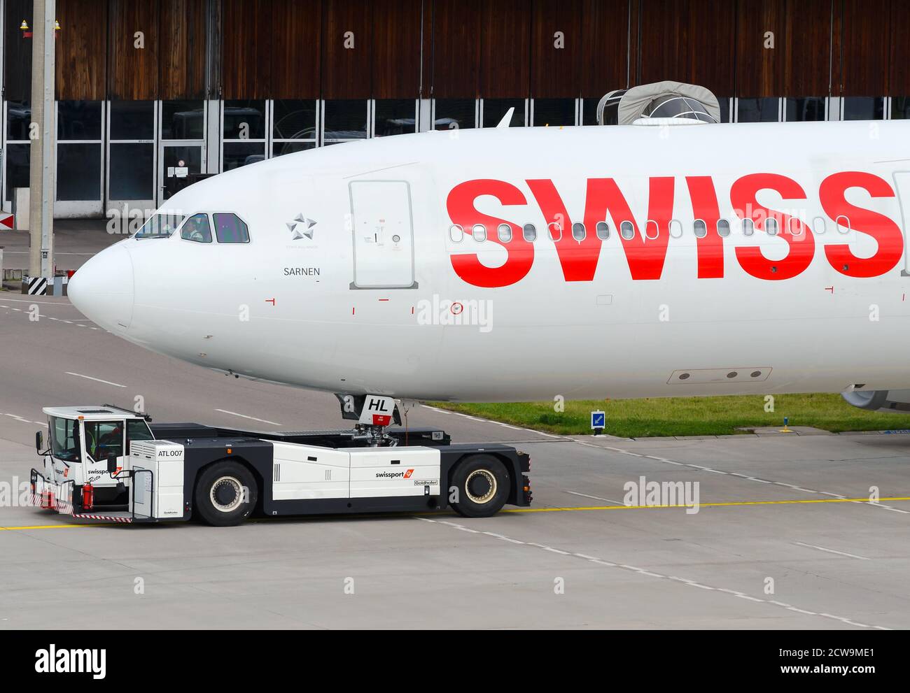 Swiss Airlines Airbus A330 während des Rückfahrens mit Goldhofer AST-1X Traktor. Betrieb von Zugfahrzeugen ohne Zugvorrichtung am Flughafen Zürich-Kloten. Flugzeugschlepper Stockfoto