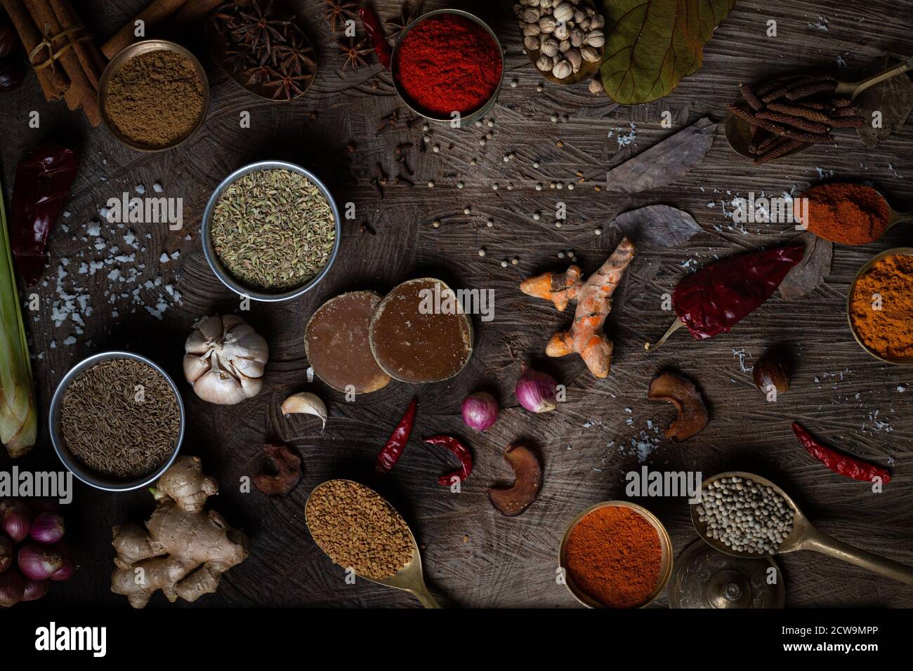 Würze von indischem Essen Gewürzgarnitur Hintergrund auf Holztisch Draufsicht. Würze der asiatischen Bio-Kräuter-Küche Geschmack in der Küche Bord, Chili. Stockfoto