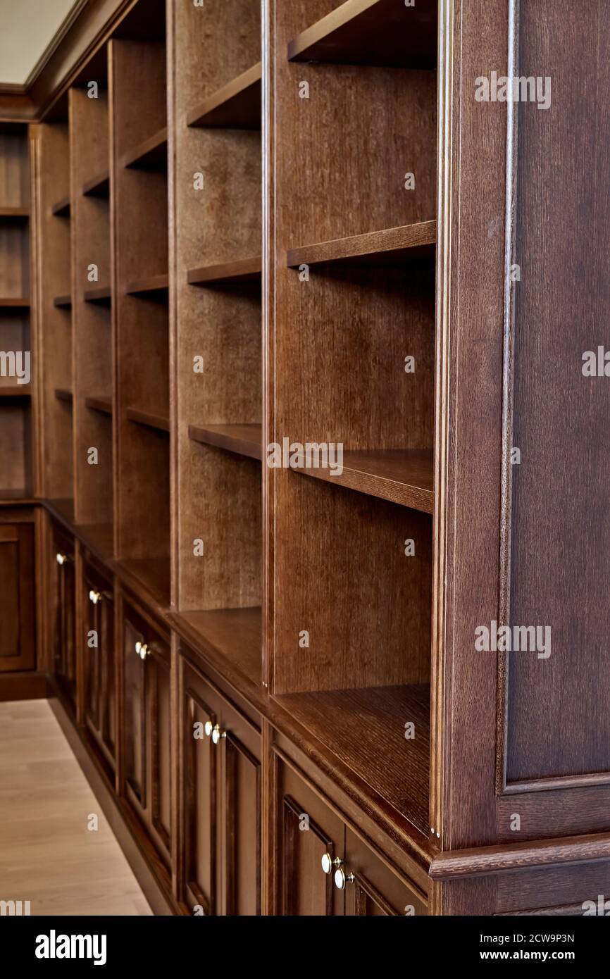 Home-Bibliothek. Detail der antiken hölzernen Bücherregal mit leeren Regalen in Haus Bibliothek im Haus platziert Stockfoto