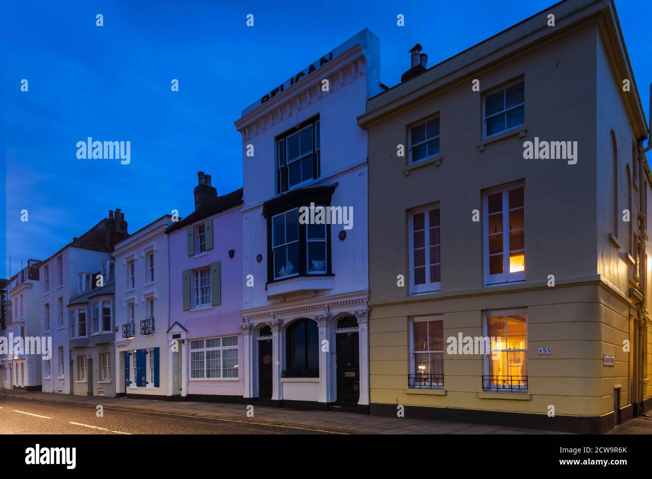 England, Kent, Deal, Bunte Seafront Wohnhäuser Stockfoto