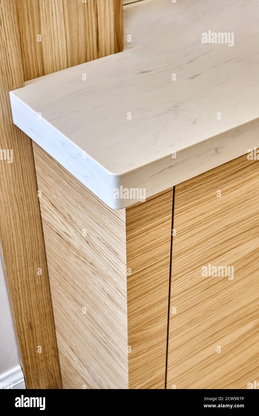 Detail aus Eichenholz Küchenschränke mit Acryl solide Oberfläche Arbeitsplatte Stockfoto