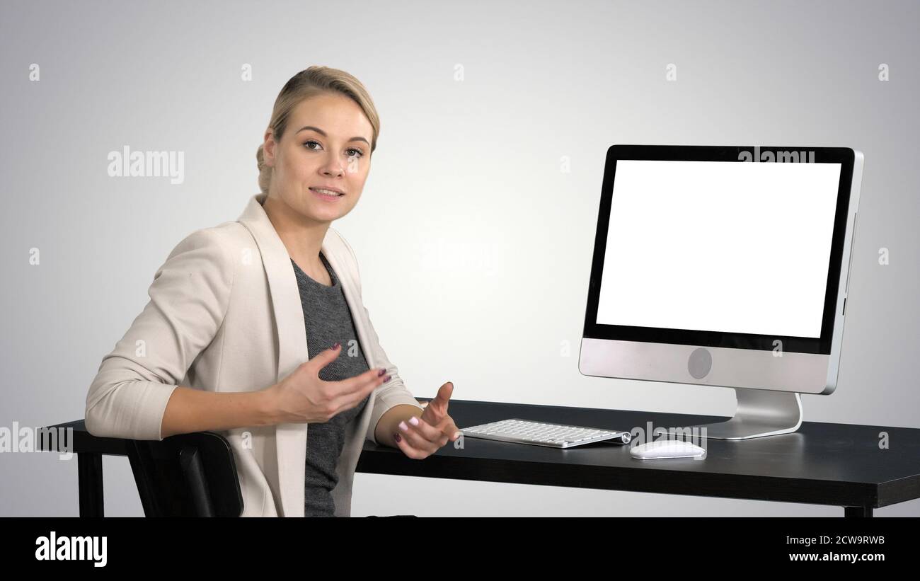 Junge hübsche Dame im Gespräch mit der Kamera und zeigt etwas Ein Stockfoto