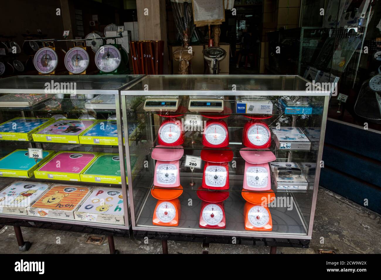 Mit viel Zeit auf ihren Händen, erwarten diese Uhren Käufer in einer Vitrine in Bangkok Chinatown Markt. Stockfoto