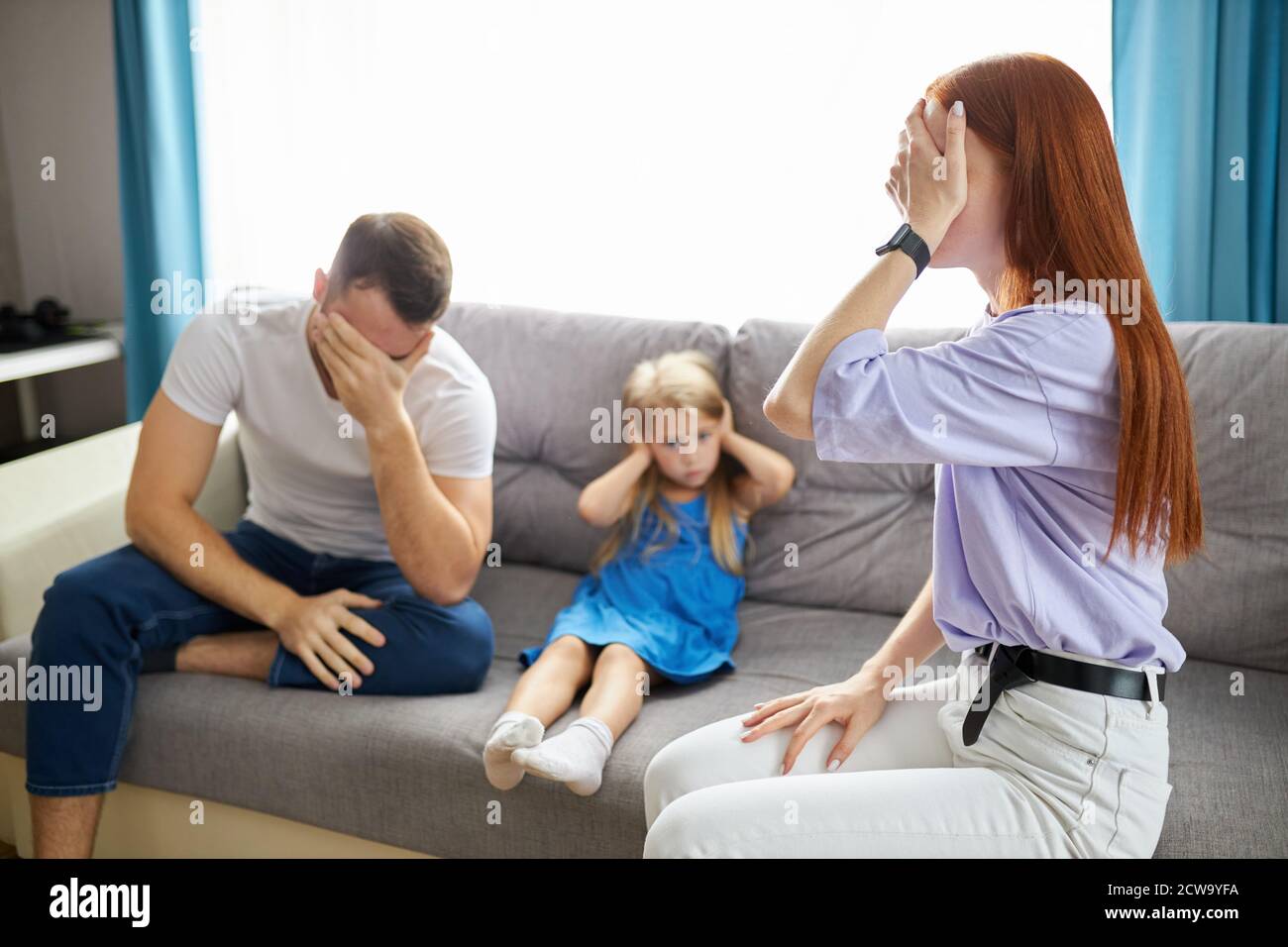 Traurige, verzweifelte kleine Mädchen während der Eltern streiten, verstopfen sie die Ohren sitzen auf dem Sofa zu Hause, zornige Eltern kämpfen. Besorgt verärgert kleine Tochter verletzt von Vätern und Müttern brechen oder Scheidung Stockfoto