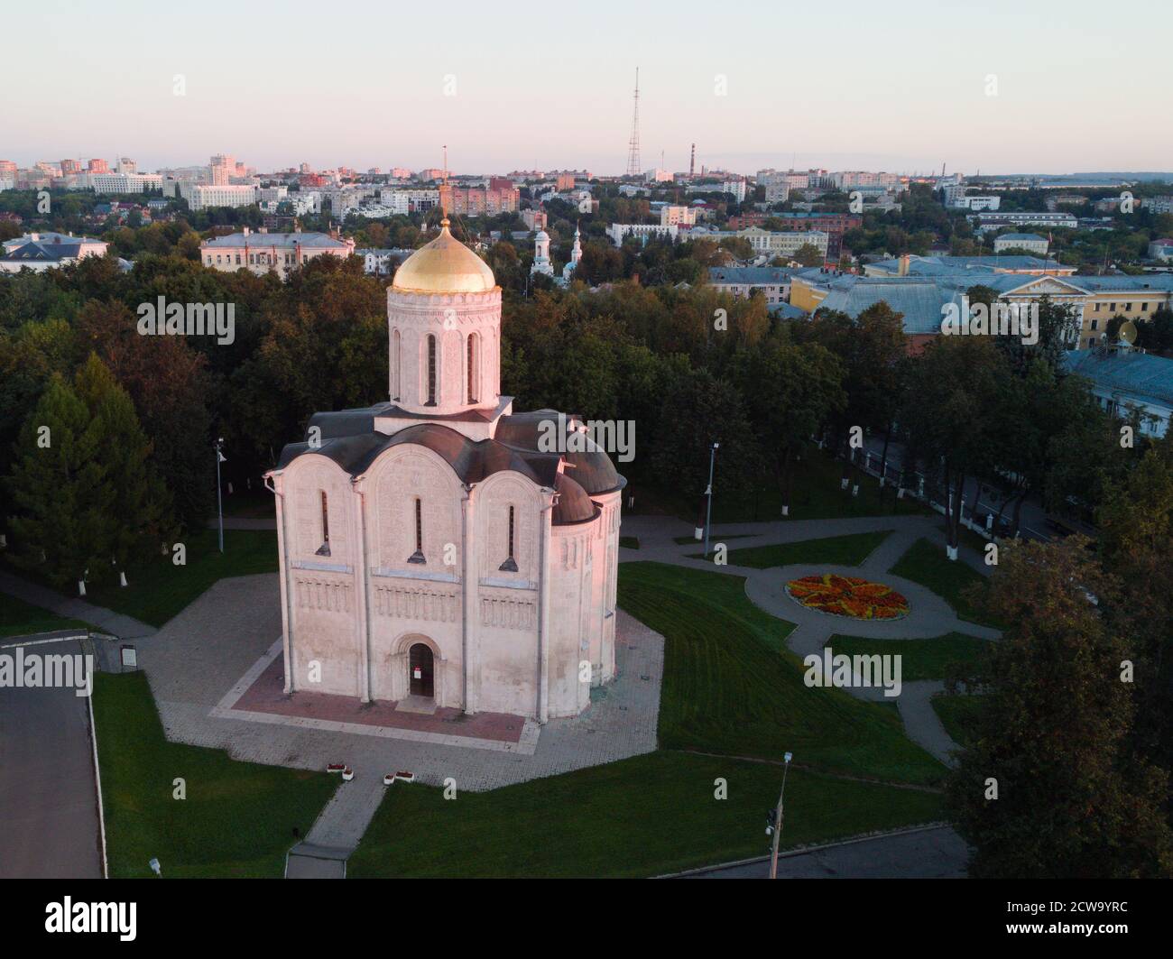 Die Kathedrale des Heiligen Demetrius in Vladimir. Russland. Fotografiert auf Drohne im Morgengrauen. UNESCO-Weltkulturerbe. Stockfoto