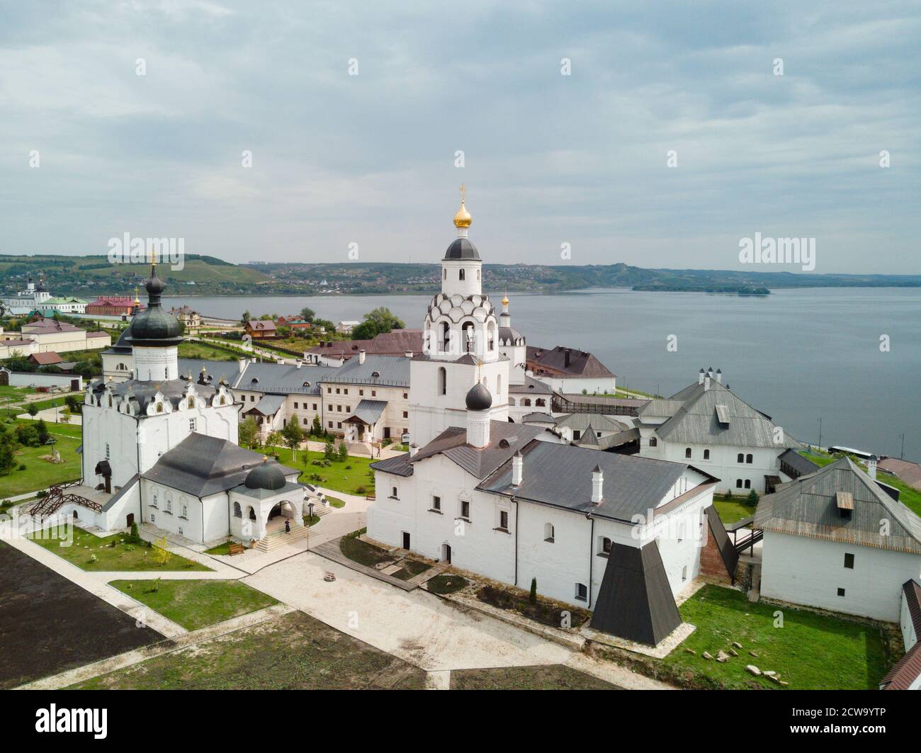 Kloster auf der Inselstadt Swijaschsk. Tatarstan Russland. Fotografiert von einer Drohne Stockfoto