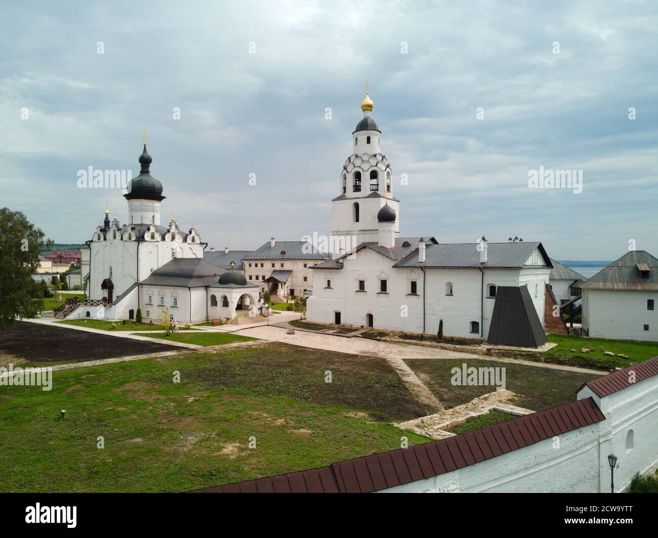 Kloster auf der Inselstadt Swijaschsk. Tatarstan Russland. Fotografiert von einer Drohne Stockfoto