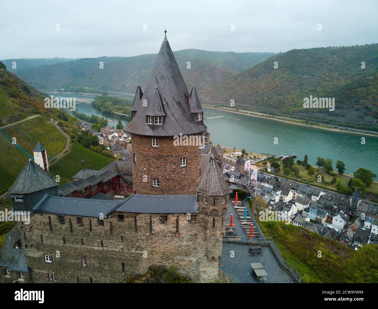 Eine mittelalterliche Burg auf einem Hügel über dem Rhein. Bacharach, Deutschland. Fotografiert von einer Drohne im Herbst 2019 Stockfoto