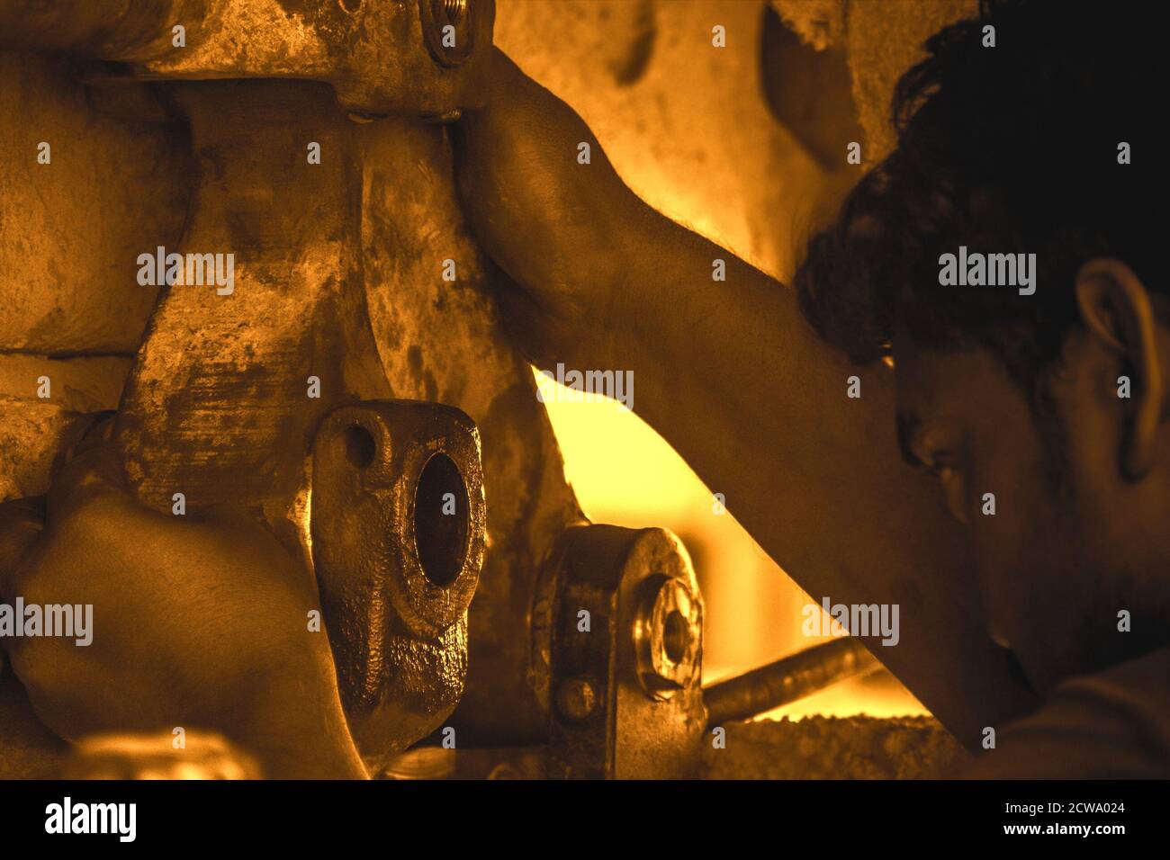 indischer Mechaniker arbeitet am LKW Vesicle in der Abendzeit. Stockfoto