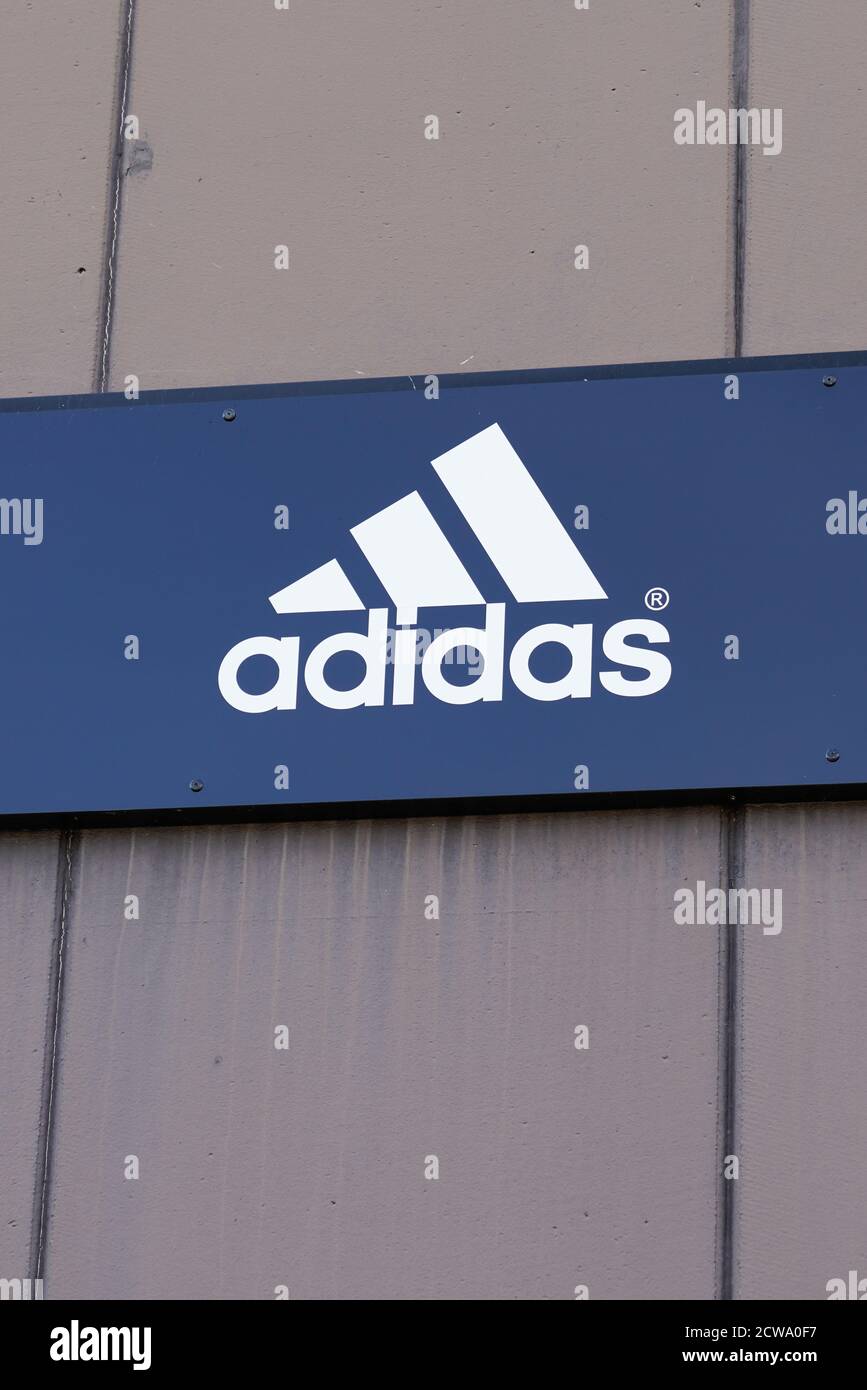 Adidas Logo Stockfotos Und Bilder Kaufen Alamy