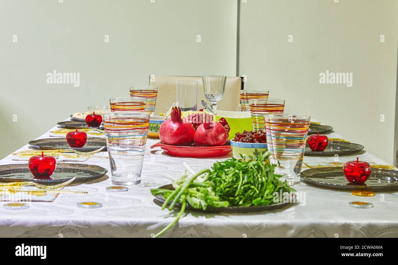 Festlich dekorierter Tisch für Rosh Hashanah mit Granatäpfeln und Äpfeln. Stockfoto