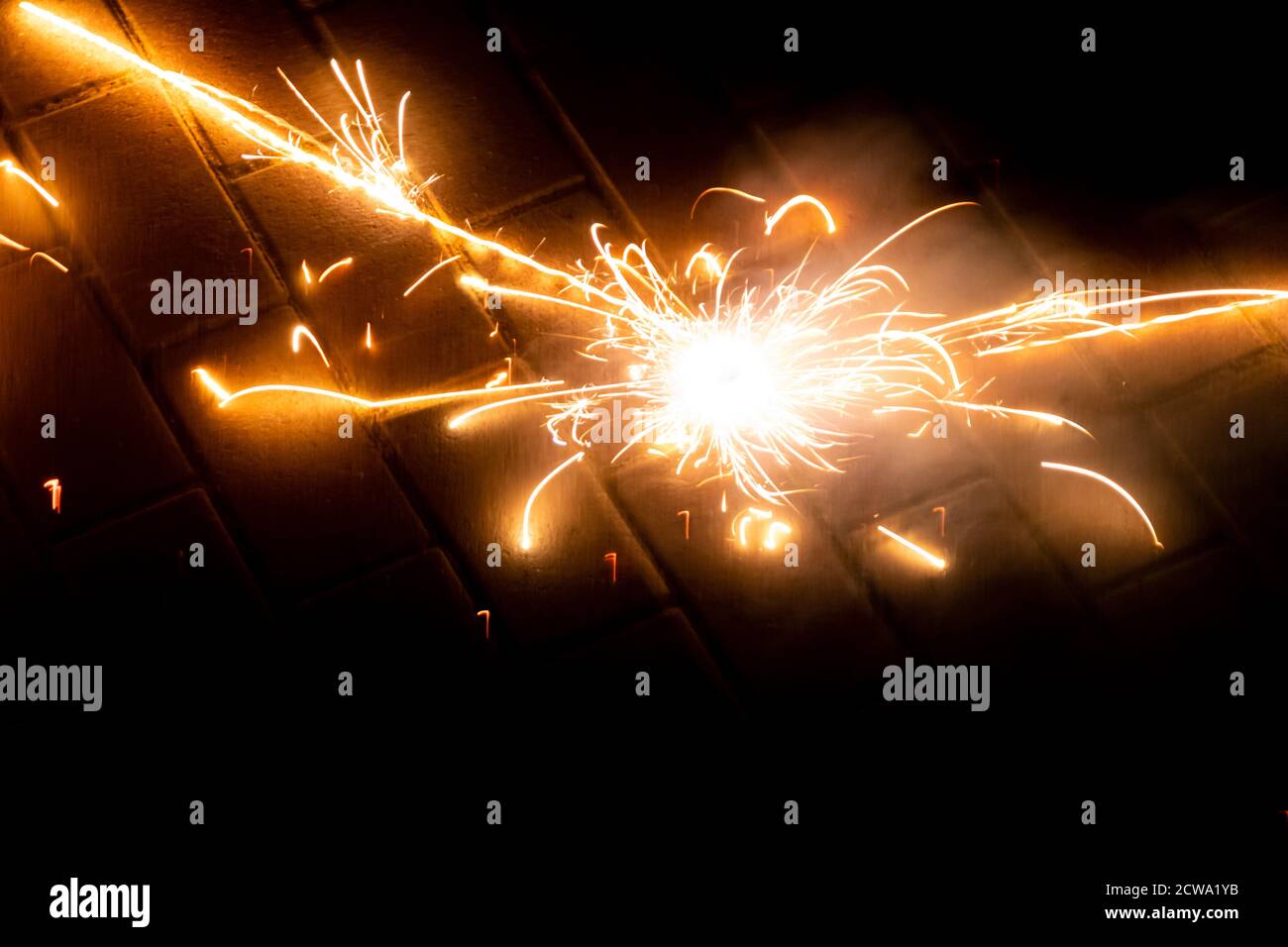 Wunderschöne Feuerwerk mit Feuerwerkskörpern und Springbrunnen beleuchtet die silvester Nacht für ein frohes neues Jahr mit Funkeln und Gute Brandversicherung Stockfoto
