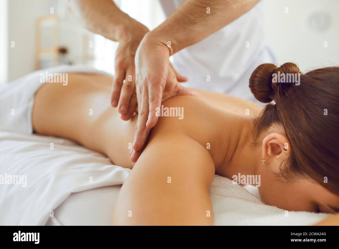 Frau liegt auf Massageliege Tisch immer zarte Körpermassage in Wellness-Center oder Spa-Salon Stockfoto