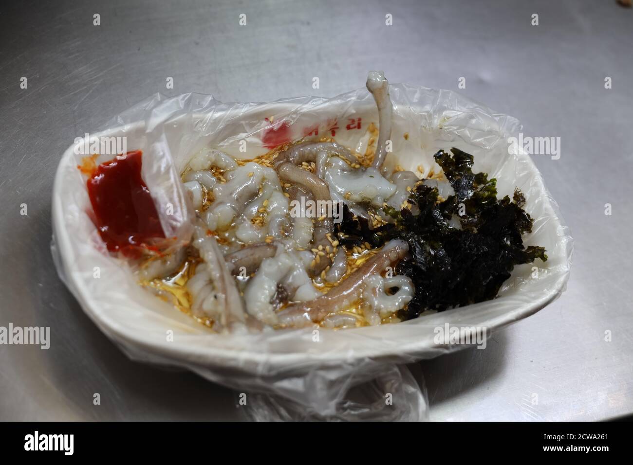 Lebende Tintenfische auf einem Teller in Korea Stockfoto