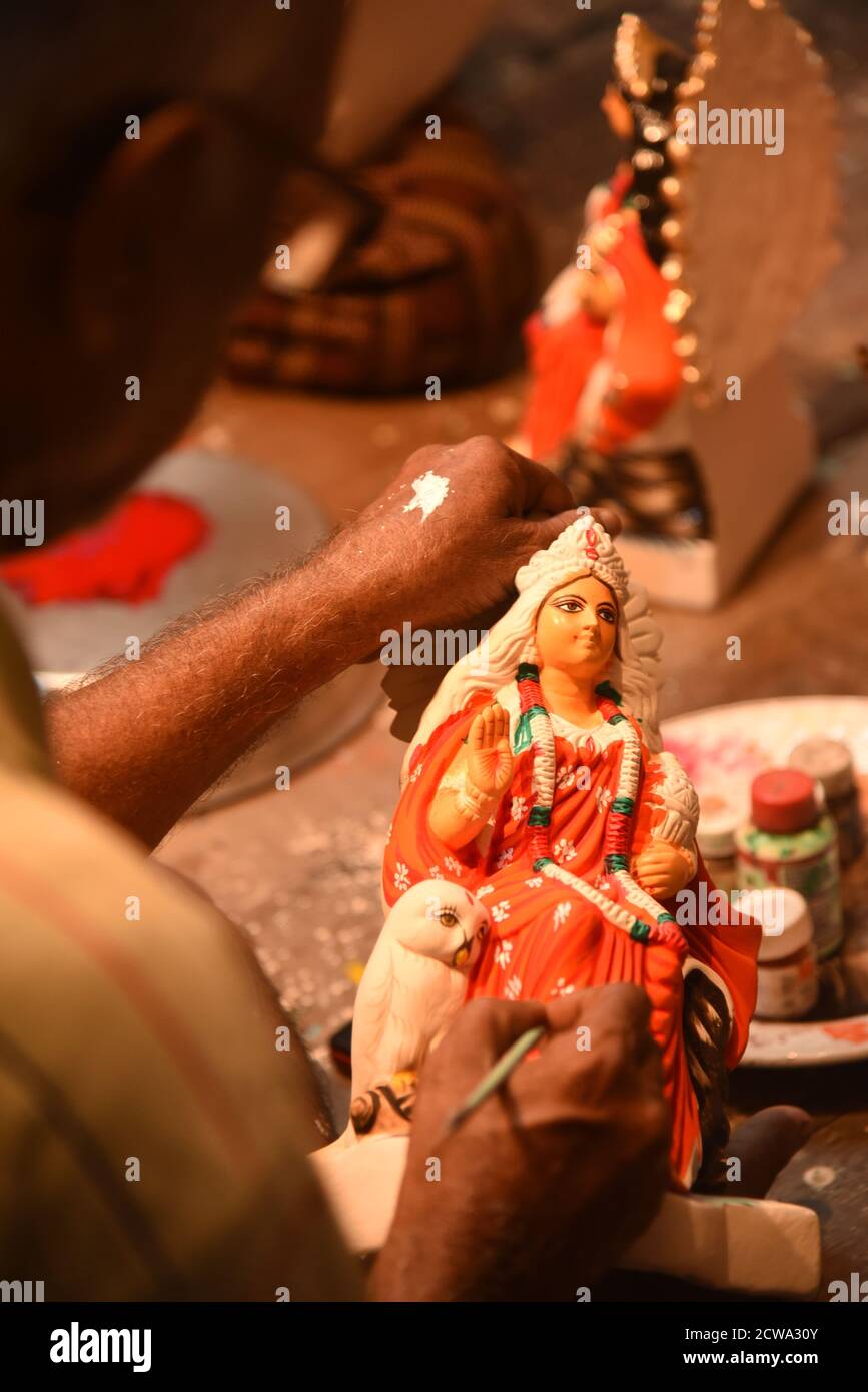 Kleine laxmi Idole in der Herstellung für Puja (Anbetung) der Göttin laxmi (Göttin des Reichtums). Stockfoto