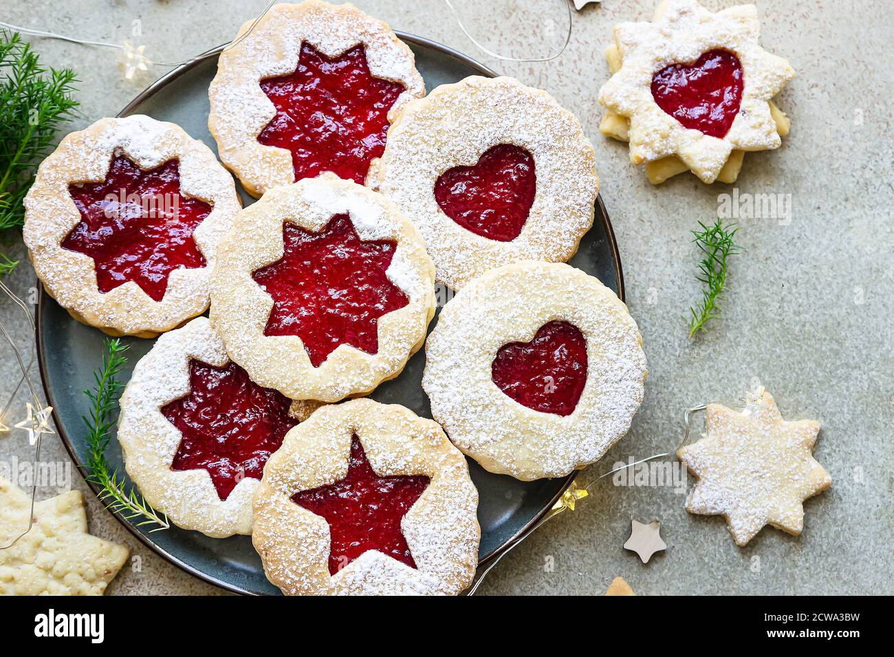 Teller mit Weihnachten oder Neujahr Mürbeteig Cookies mit roter Marmelade. Traditionelle festliche österreichische Kekse mit Marmelade. Linzer Cookies. Stockfoto