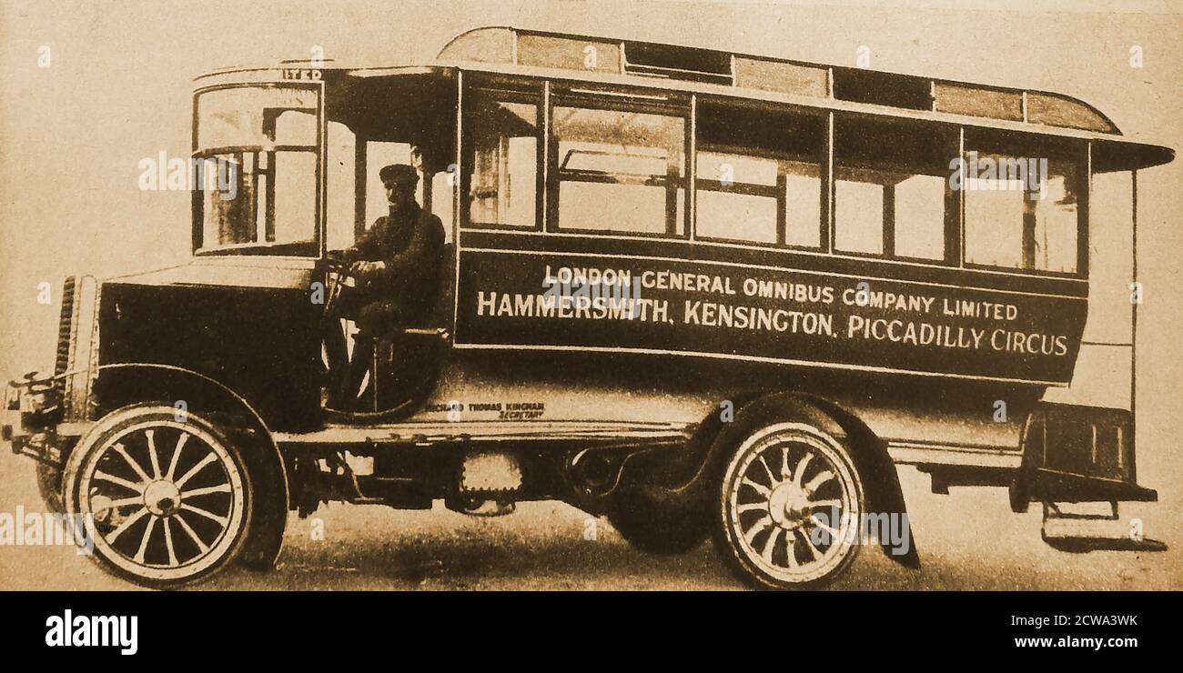 1904 Foto des 1. London General Omnibus Company (LGOC) Dampfmotorbus. Es war auf eine Geschwindigkeit von zwölf Meilen pro Stunde begrenzt. Es lief zwischen Hammersmith, Kensington und Piccadilly Circus. Zwischen 1855 und 1933 war sie der wichtigste Busbetreiber in London und produzierte sogar für kurze Zeit eigene Busse. (Pferdebusse fuhren zu dieser Zeit noch Stockfoto