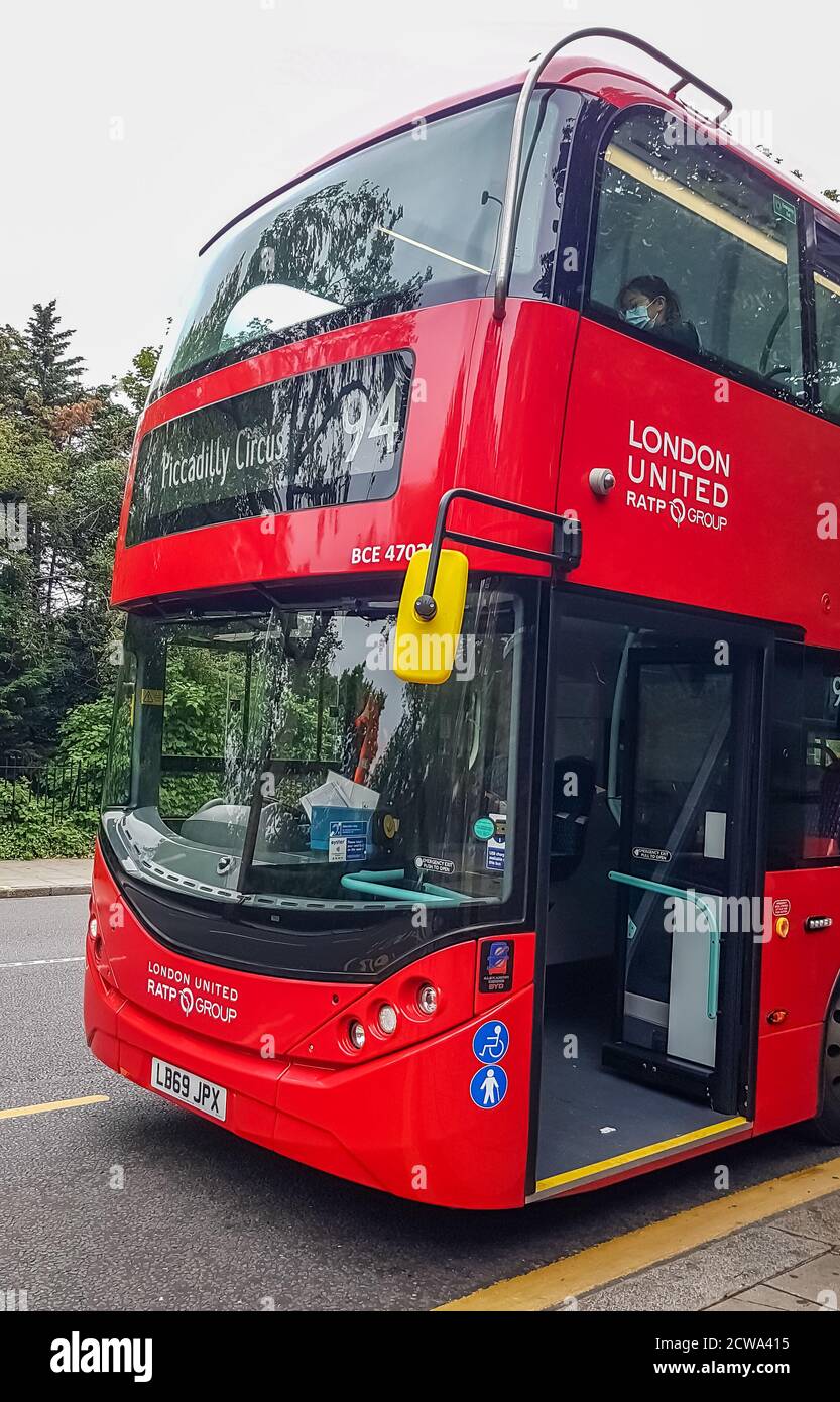 London, Großbritannien - 8. Juli 2020: Der moderne rote Doppeldeckerbus wartet im Zentrum Londons auf die Menschen. Es steht darauf - Piccadilly Circus 94. Eine Person sitzt Stockfoto