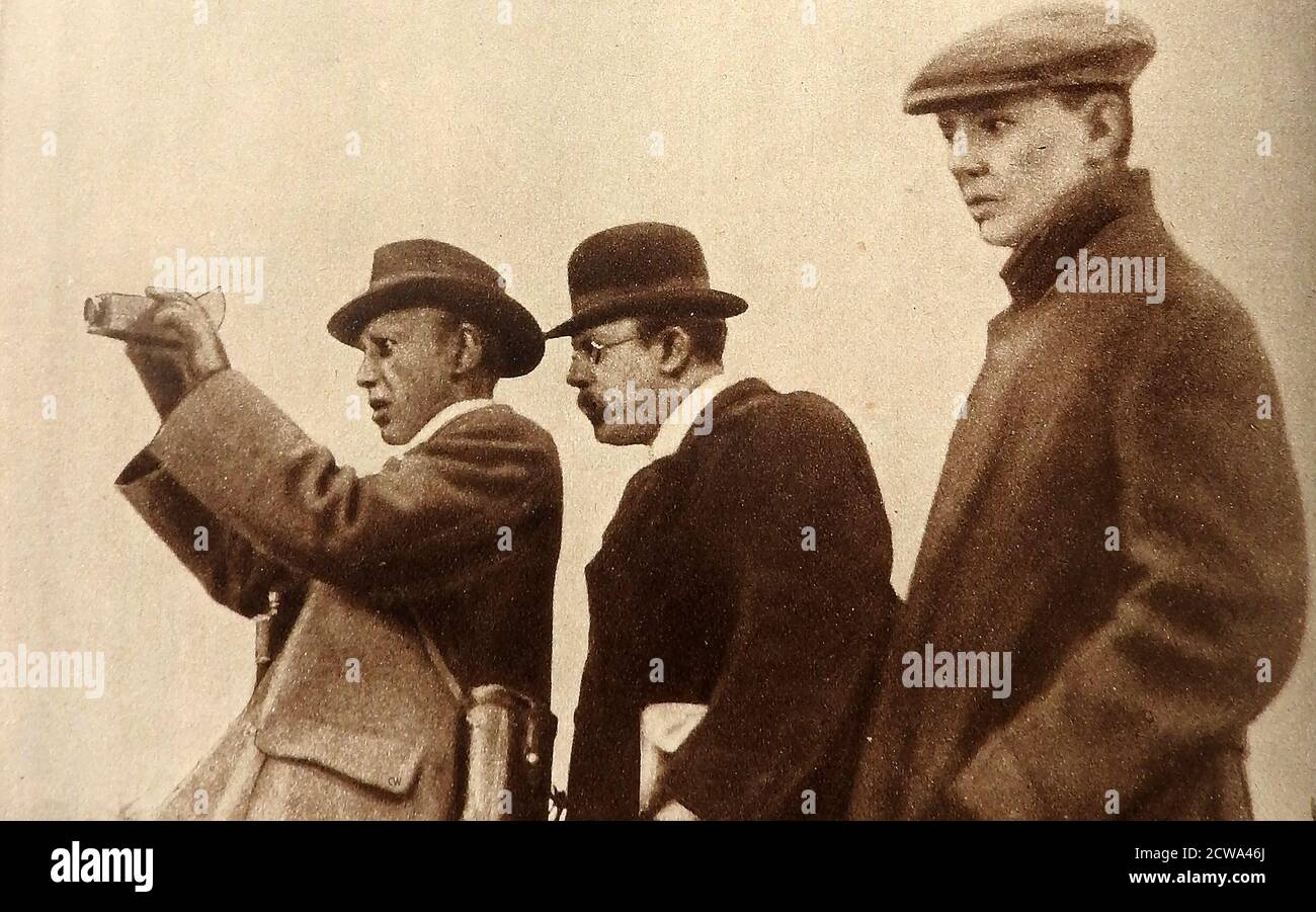EALING STUDIOS - BILL BARKER - William George Barker (1868 – b1951) Aufnahmen des Grand National Horse Race 1908 mit einer frühen Filmkamera. Neben ihm sind (l bis r), H H Schraubenschlüssel und F N Cooper. Barker war ein britischer Filmproduzent, Regisseur, Kameramann und Unternehmer, der mit der Herstellung von Low-Budget-Filmen begann und sich zu aufwendig produzierten Epen auf einem Qualitätsniveau mit denen von Holywood entwickelte. Warwick hat 1901 die Autoscope Company und später die Barker Motion Photography Limited gegründet Stockfoto