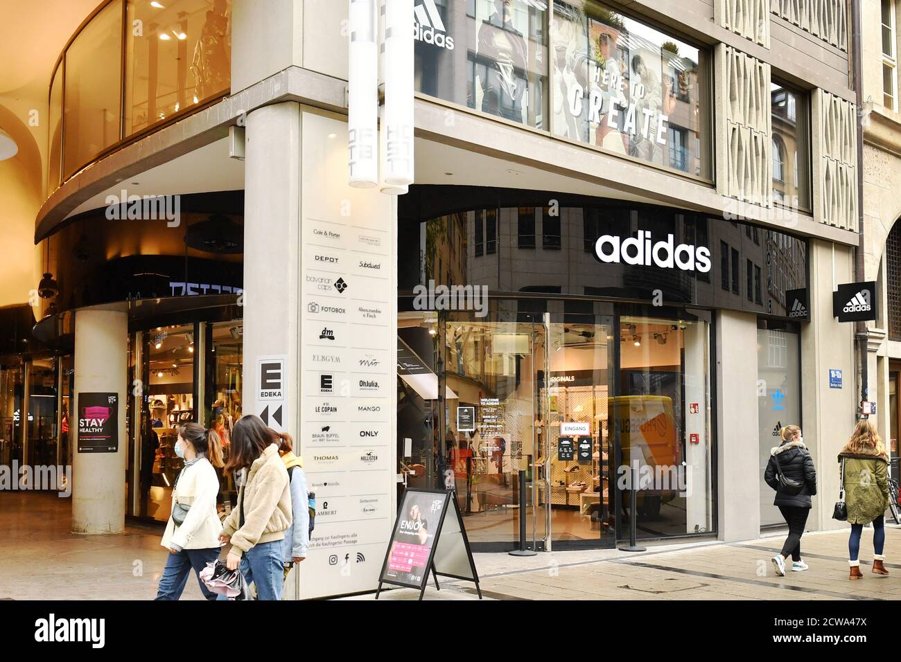 Außenansicht eines adidas Stores, Flagship Store in der Sendlinger Straße  in München, Sportartikelhersteller, weltweit im Einsatz Stockfotografie -  Alamy