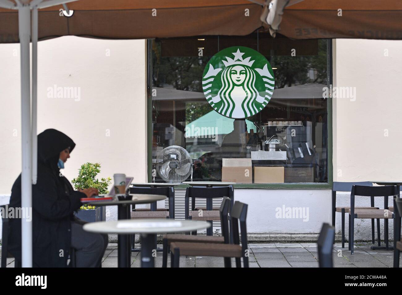 Starbucks Coffee-Filiale, Kaffeehaus am Odeonsplatz in München. Logo, Emblem, Firmenlogo, Firmenemblem. Weltweite Nutzung Stockfoto