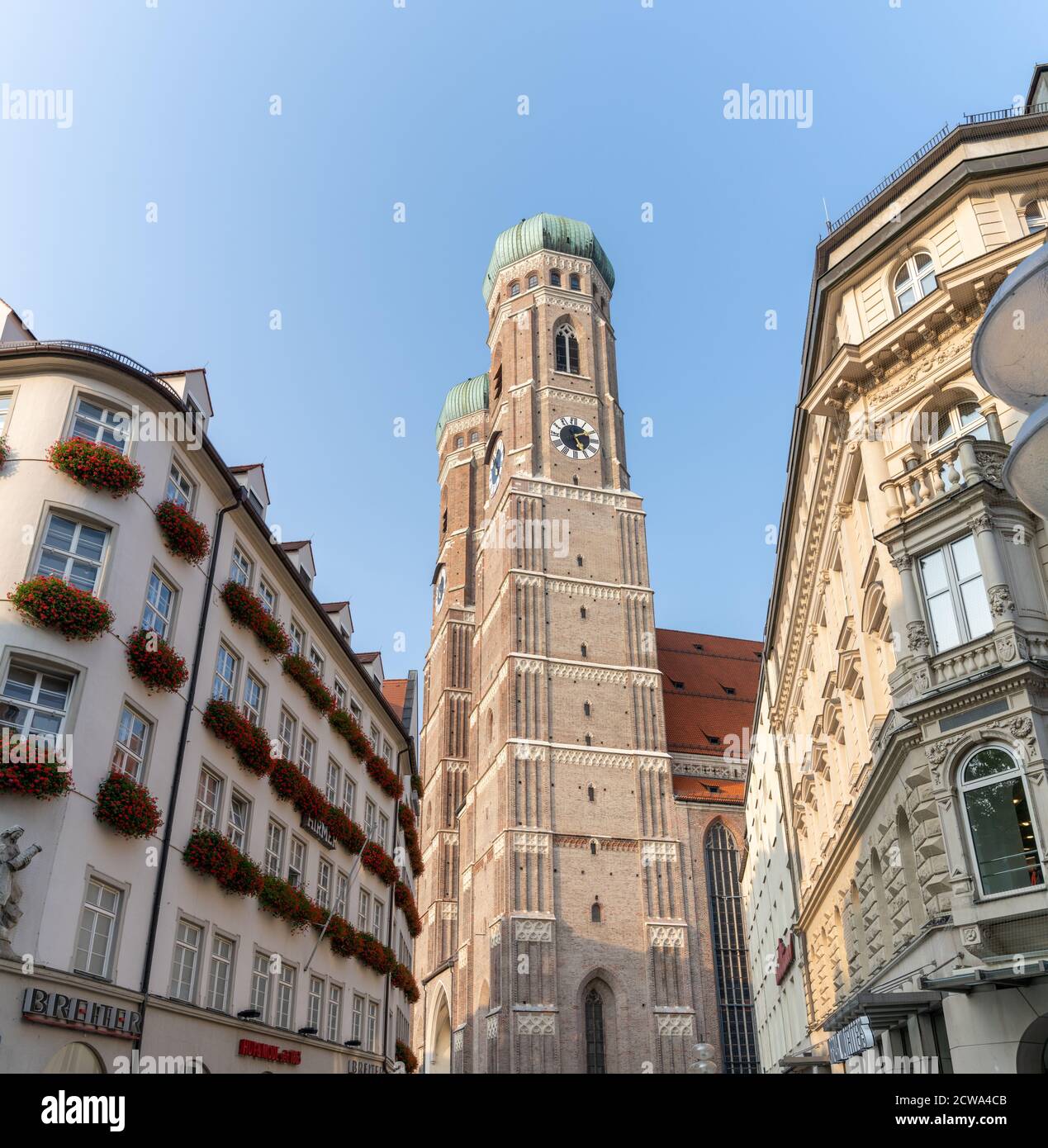 München, Bayern / Deutschland - 17. September 2020: Münchner Innenstadt mit der Frauenkirche im Hintergrund Stockfoto