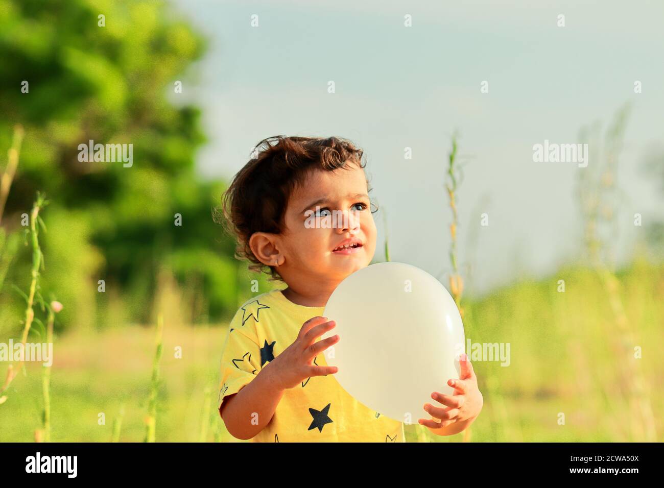 indisches Kinderportrait mit Festhalten Geburtstagsballon Stockfoto