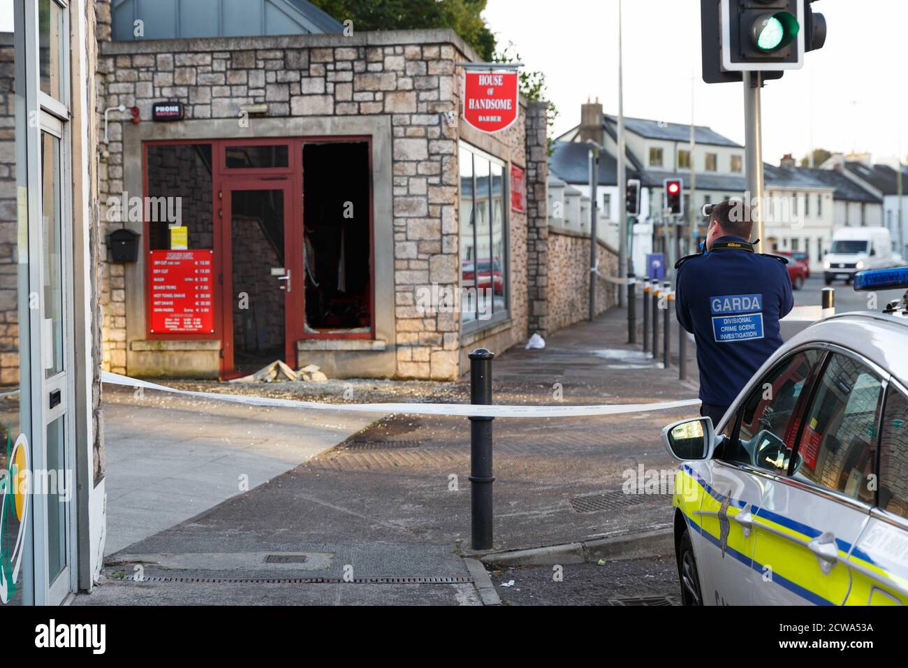 Cork, Irland. September 2020. Zweite Friseure in zwei Wochen Burnt Down in Blackpool Cork City. Die zweiten Friseure innerhalb von zwei Wochen wurden am frühen Morgen im Mormiles Building-Komplex niedergebrannt. Um 4 Uhr morgens wurden die Rettungsdienste an die Szene des Hauses der schönen Barber gerufen, nachdem es auf der gleichen Straße wie 3-Grad-Friseure in Brand gesetzt wurde, die in den frühen Morgenstunden des 18. Brannten. Eine Garda Tatort Untersuchungseinheit ist am Tatort, um den Vorfall zu untersuchen. Kredit: Damian Coleman/Alamy Live Nachrichten Stockfoto