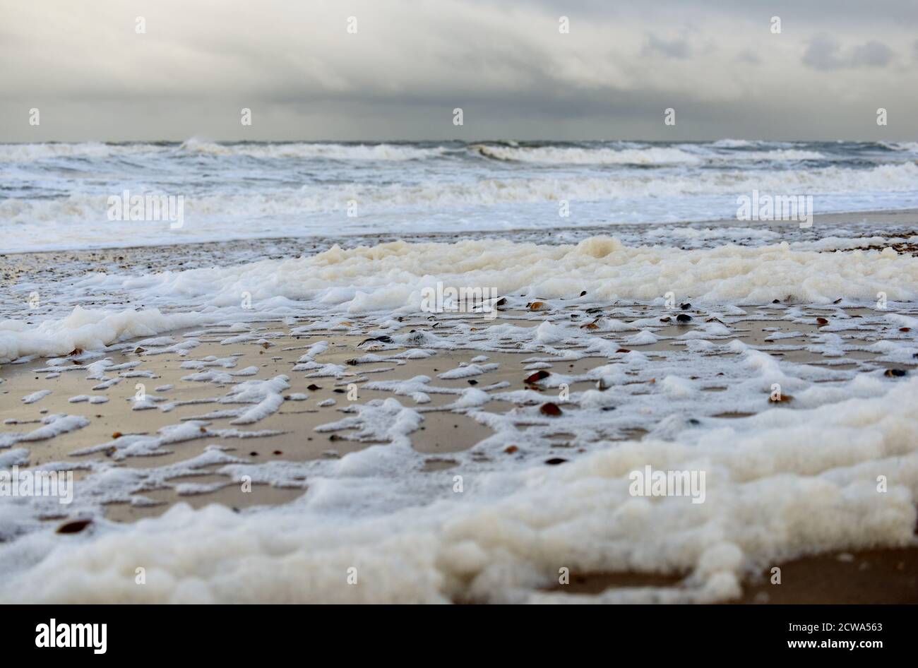 Ein raues Meer an der Nordküste Norfolks, an einem stürmischen Tag im Winter Stockfoto