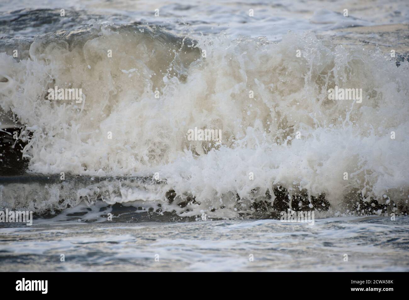 Ein raues Meer an der Nordküste Norfolks, an einem stürmischen Tag im Winter Stockfoto