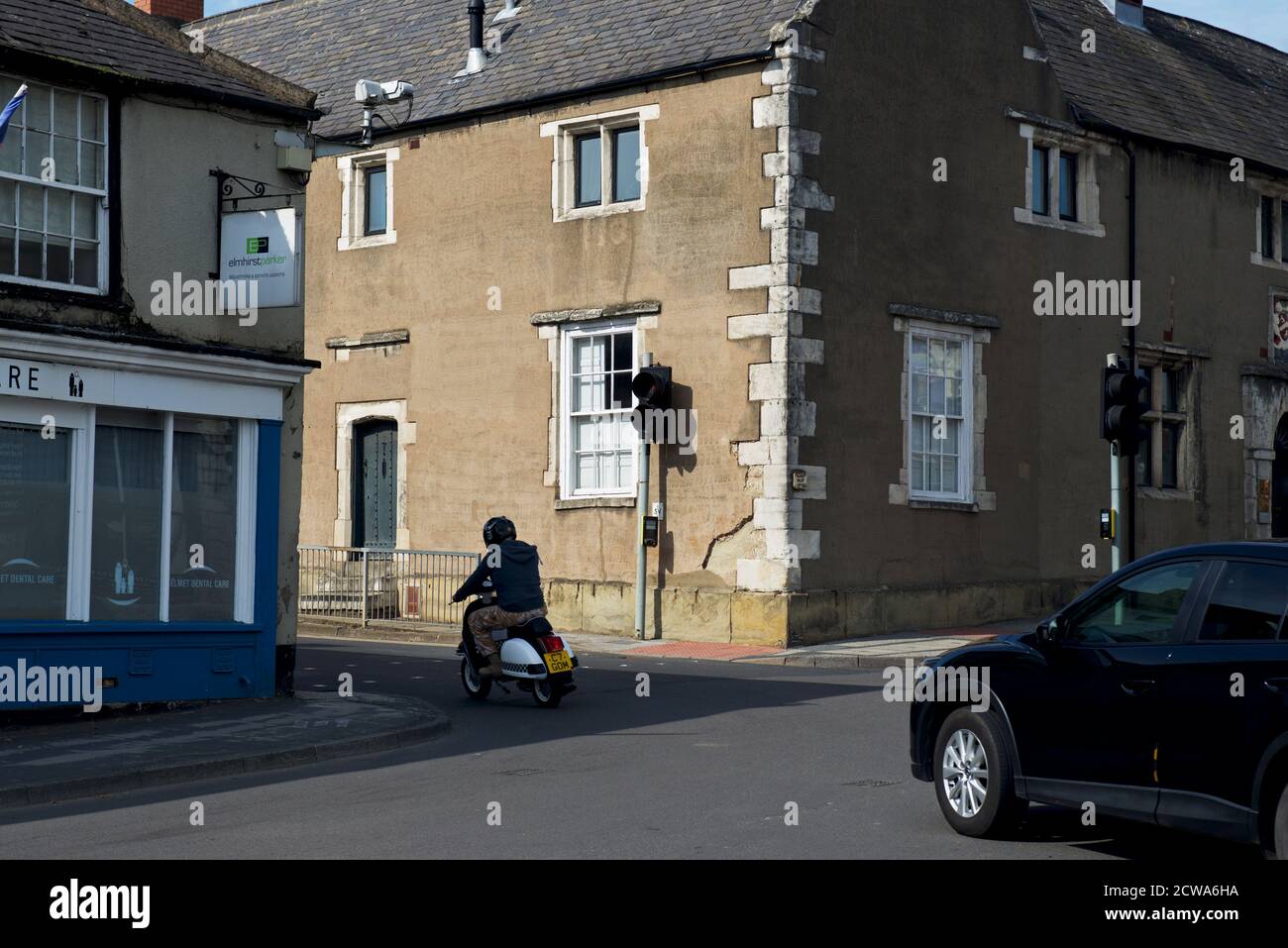 Mann auf dem Roller in Sherburn in Elmet, North Yorkshire, England Stockfoto