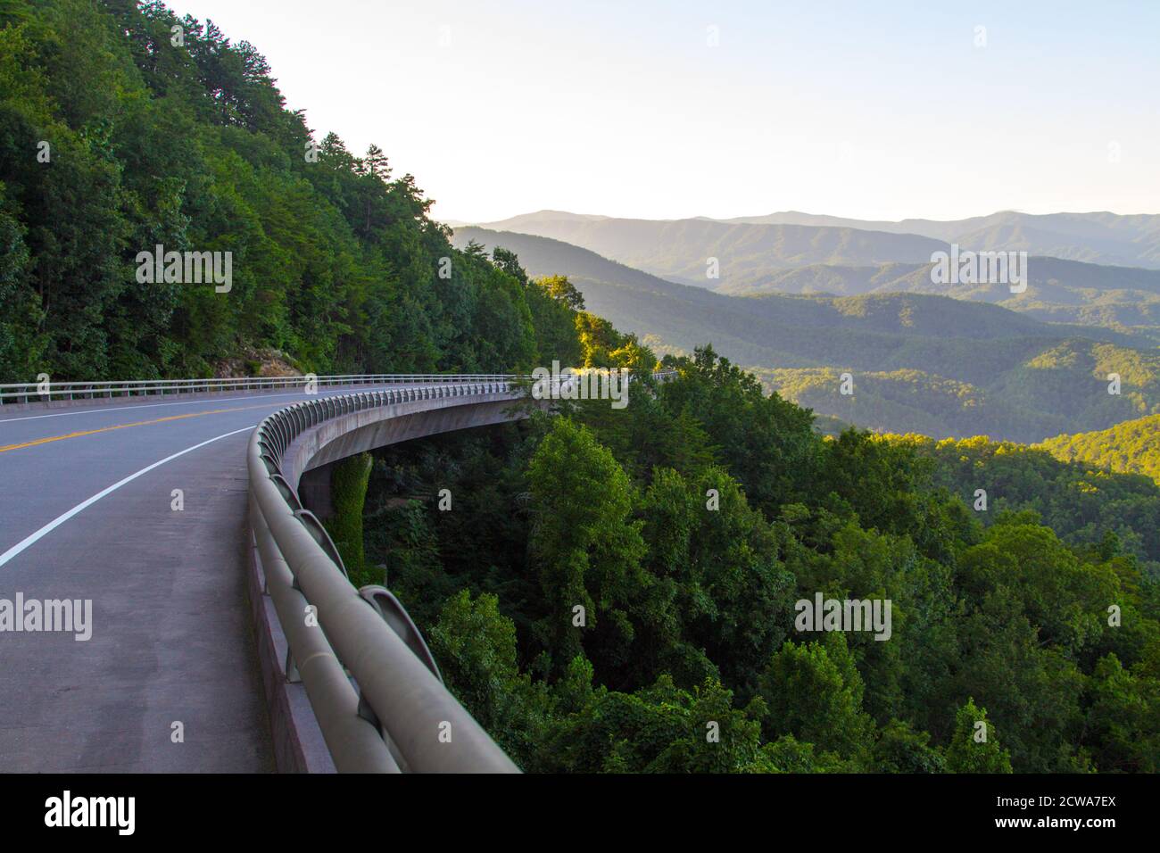 Fahren Sie Auf Dem Foothills Parkway. Kurvenreiche Bergstraße entlang des Great Smoky Mountains Foothills Parkway in Wears Valley, Tennessee, USA. Stockfoto