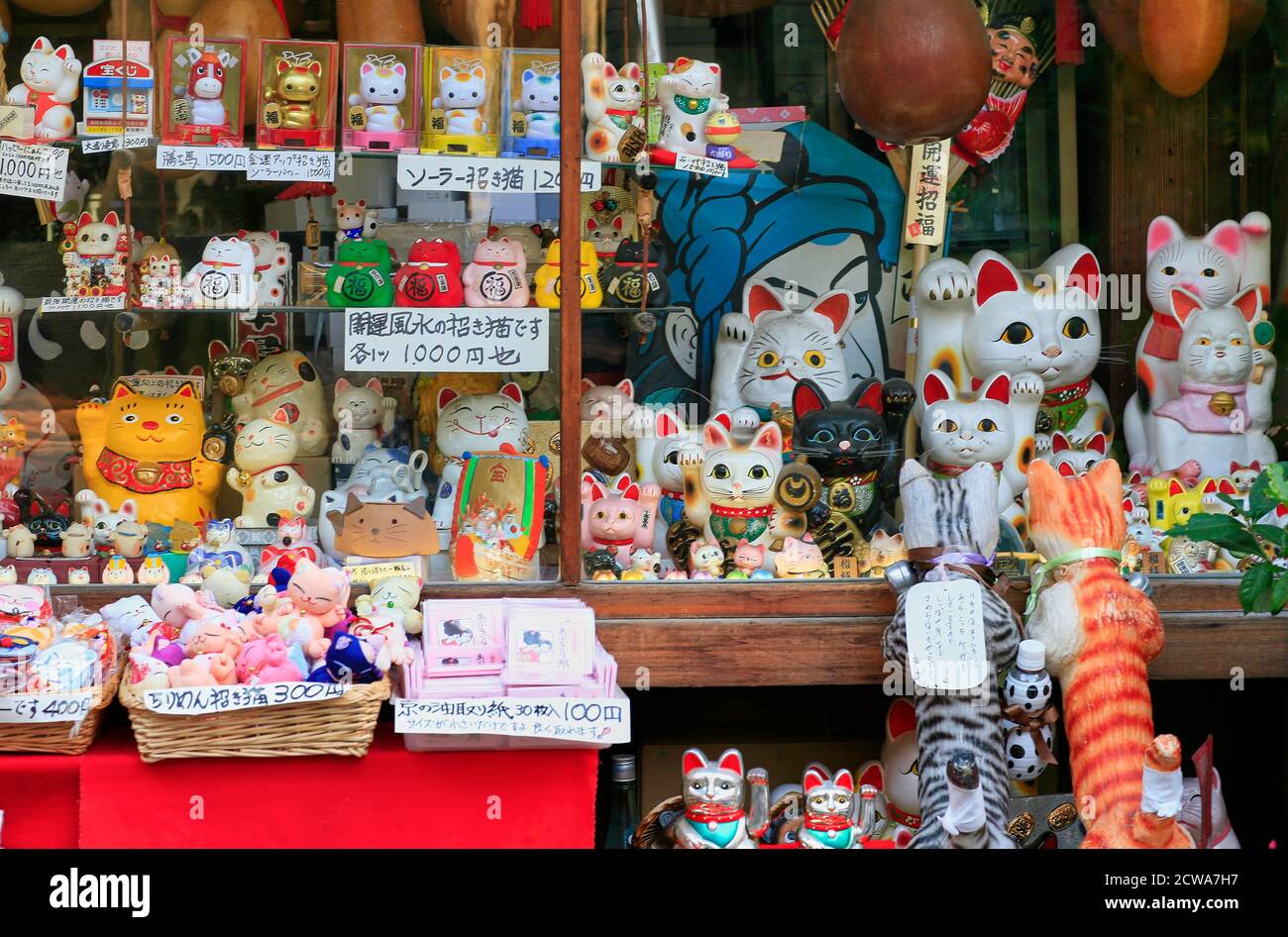 Kyoto, Japan - 23. November 2007: Die Vielfalt der Souvenir-Figuren von Maneki-neko (winkende Katze) zum Verkauf im Tempel Geschenkladen. Kyoto. Jap Stockfoto